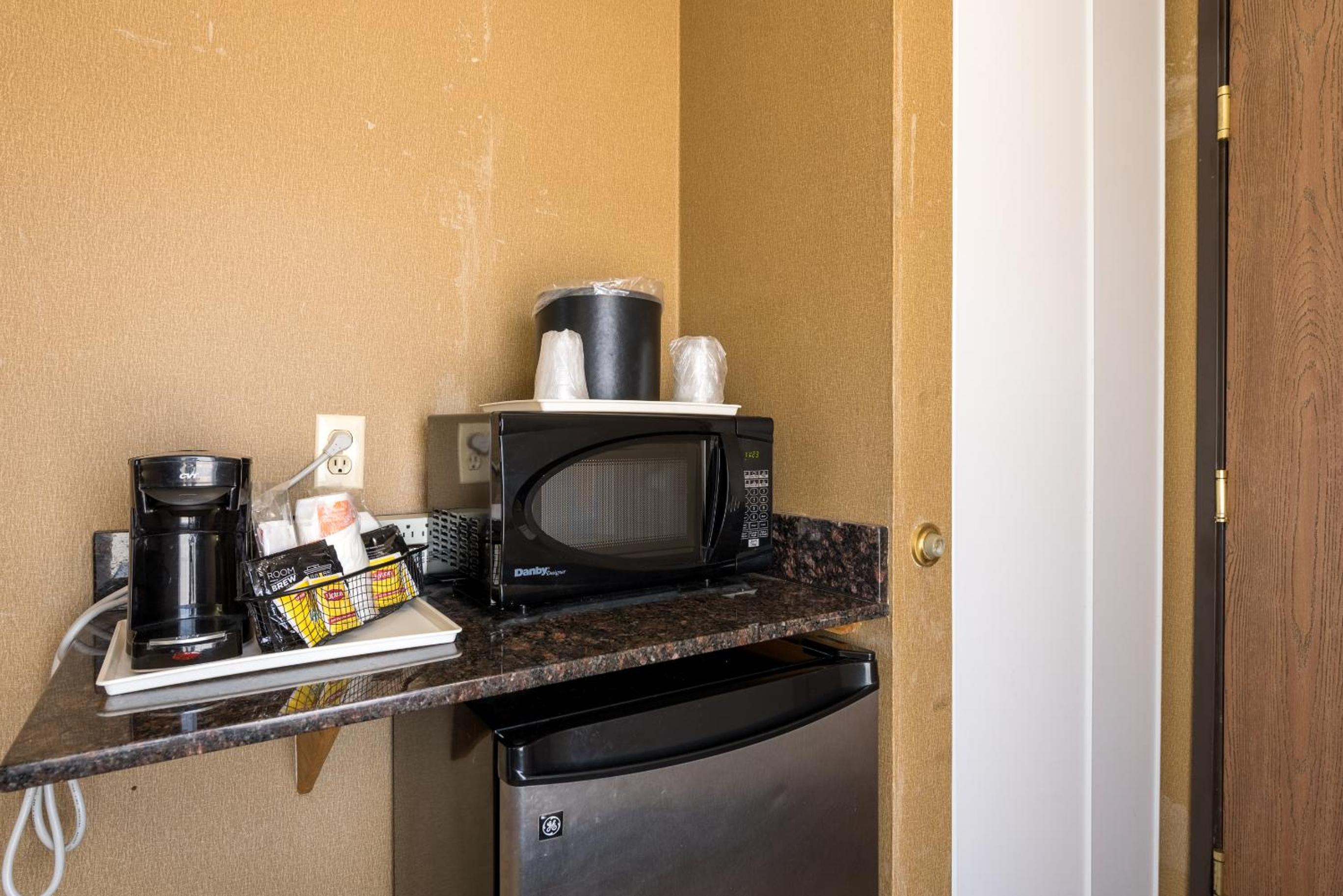 King Suite - Non-Smoking - Photo 2
