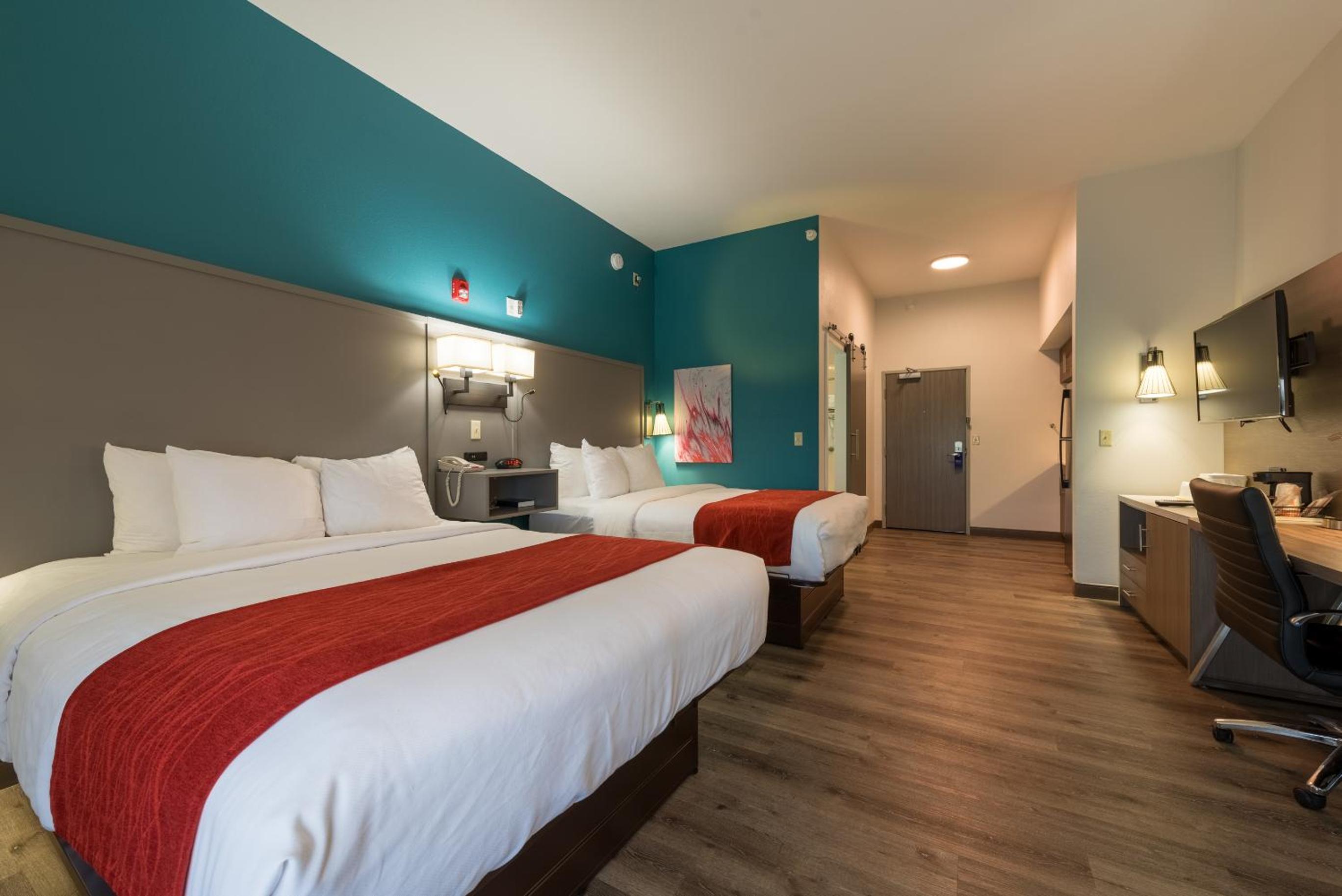 Queen Suite with Two Queen Beds - Non-Smoking - Photo 2