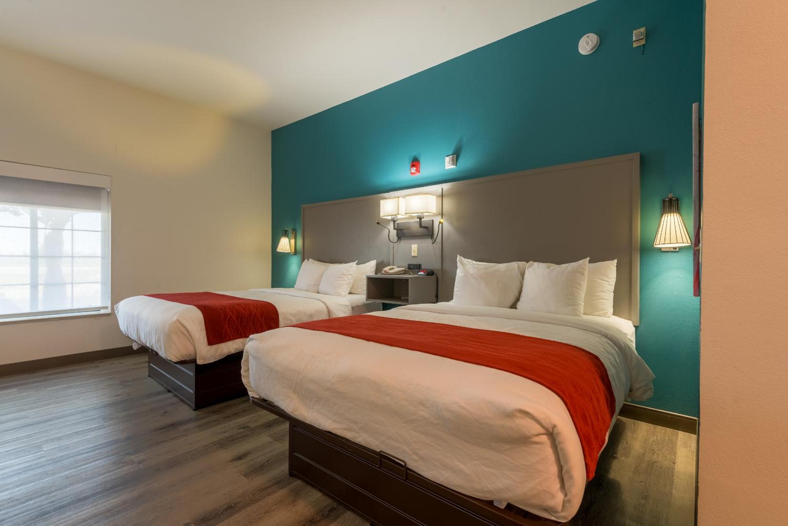 Queen Suite with Two Queen Beds - Non-Smoking - Photo 3