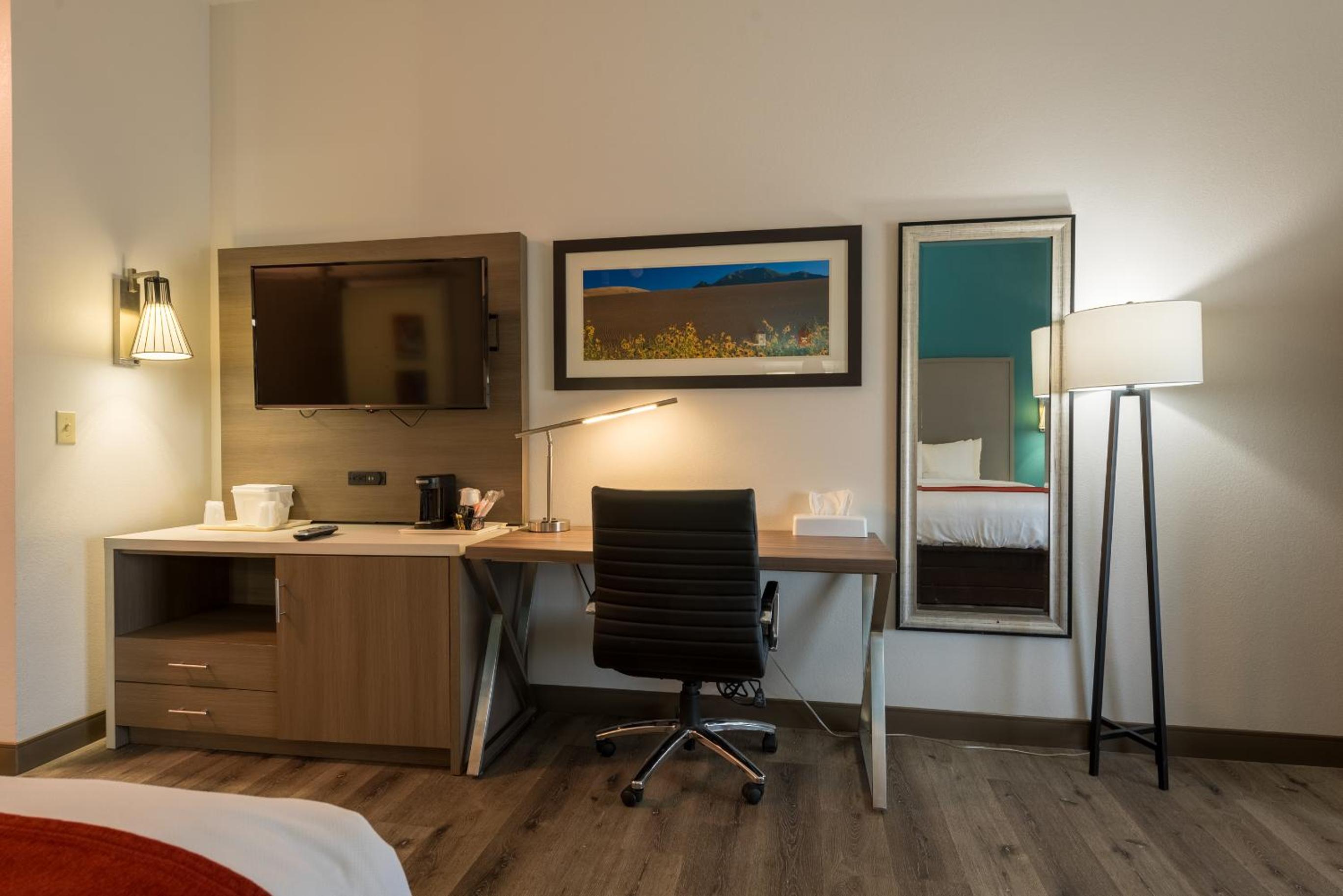 Queen Suite with Two Queen Beds - Non-Smoking - Photo 1