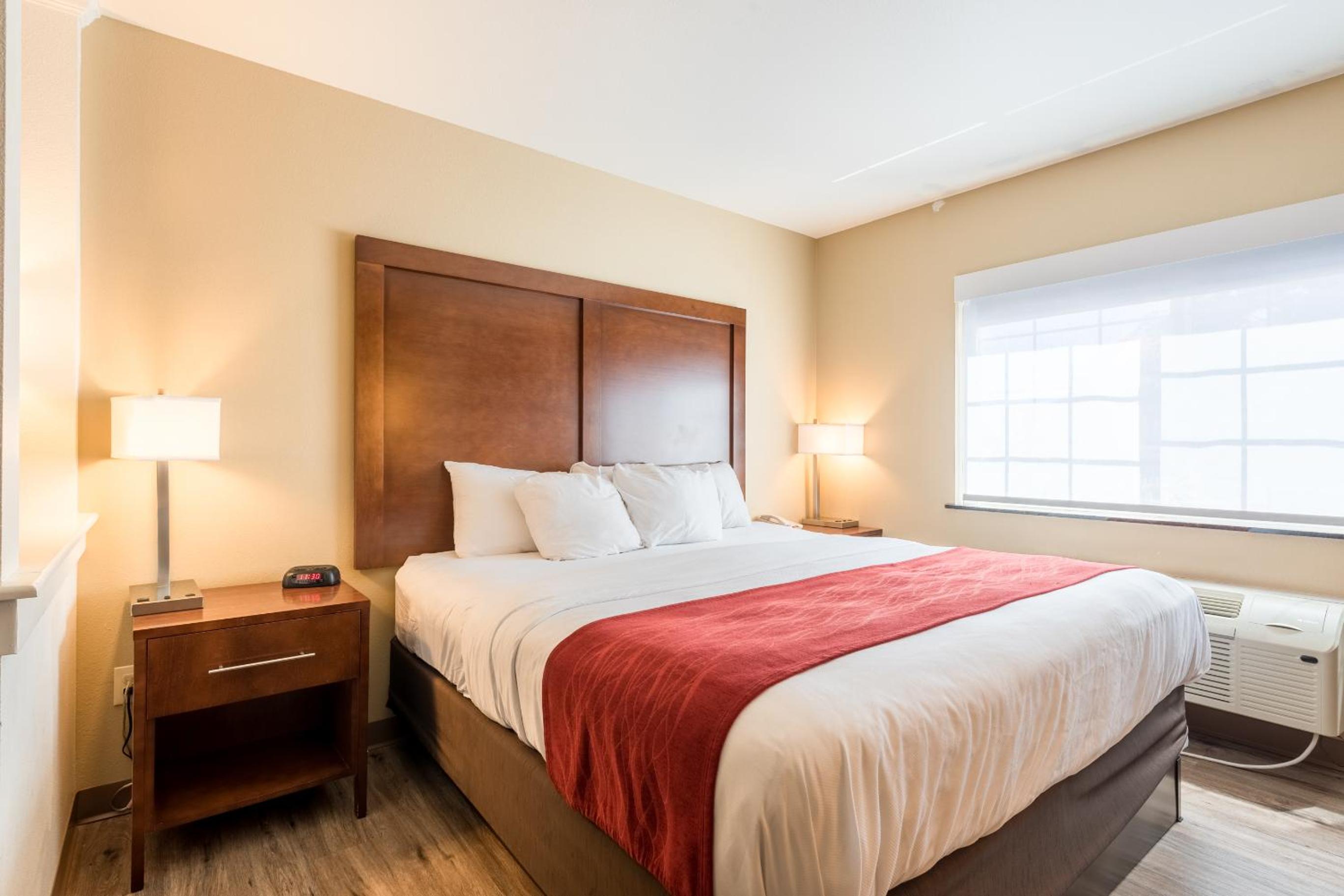 King Suite - Accessible/Non-Smoking - Photo 2