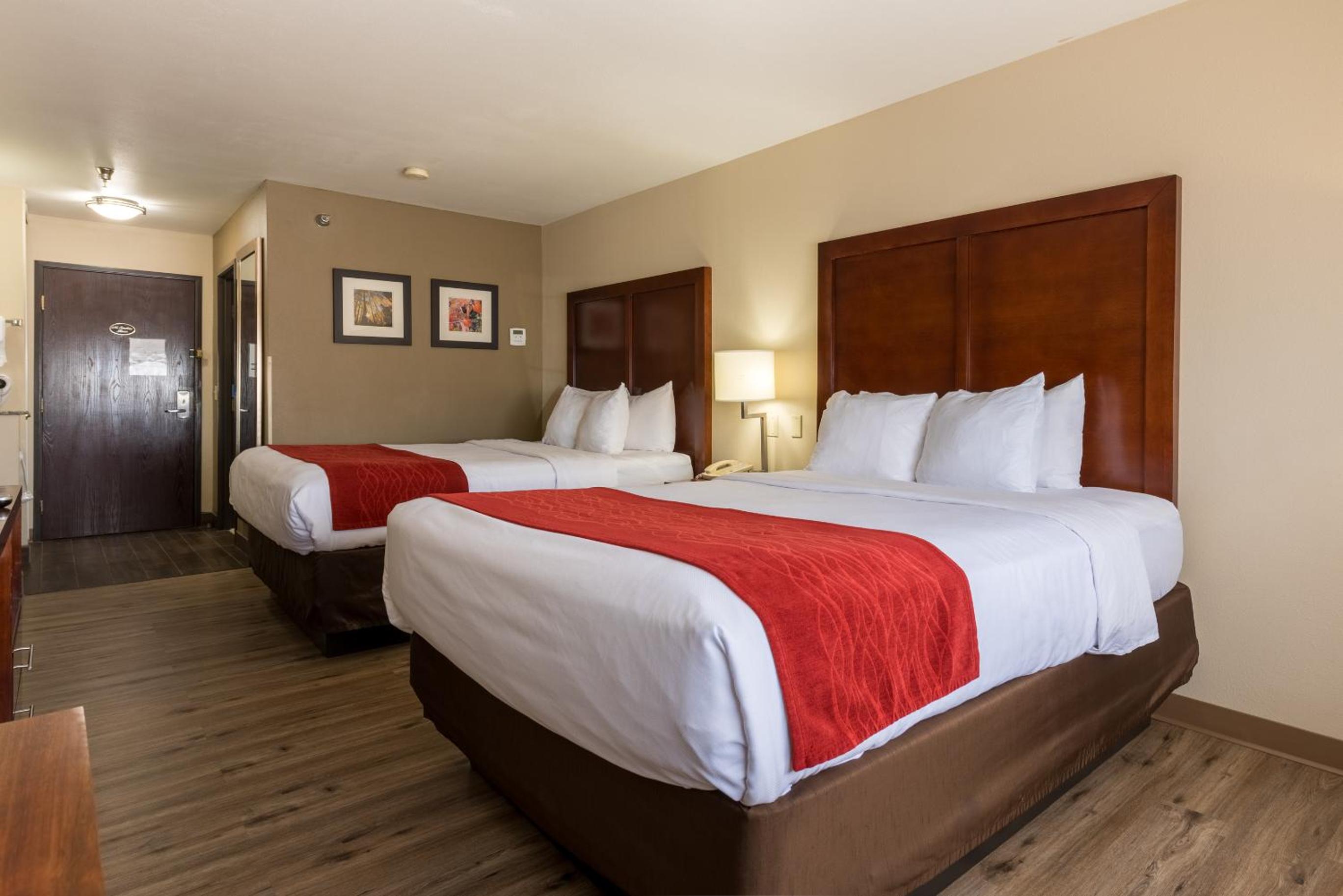 Standard Queen Room with Two Queen Beds - Non-Smoking - Photo 6