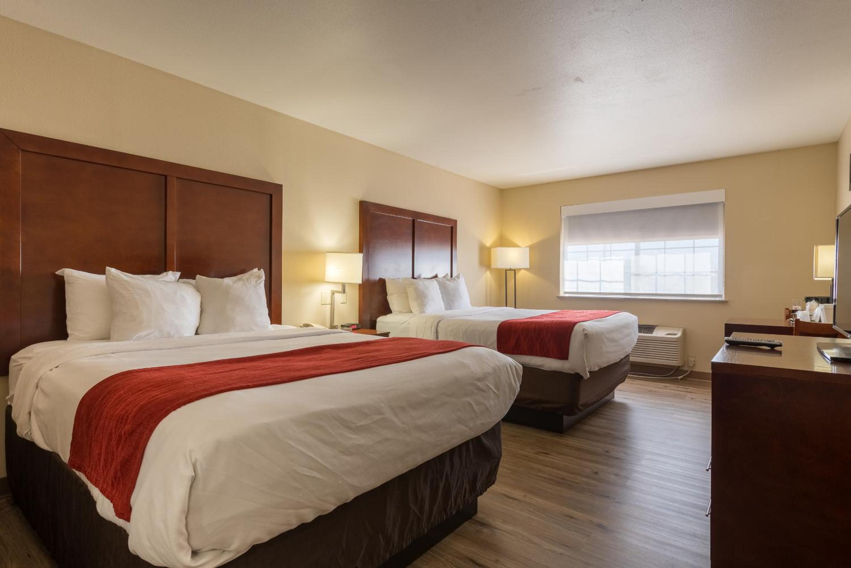 Standard Queen Room with Two Queen Beds - Non-Smoking - Photo 7