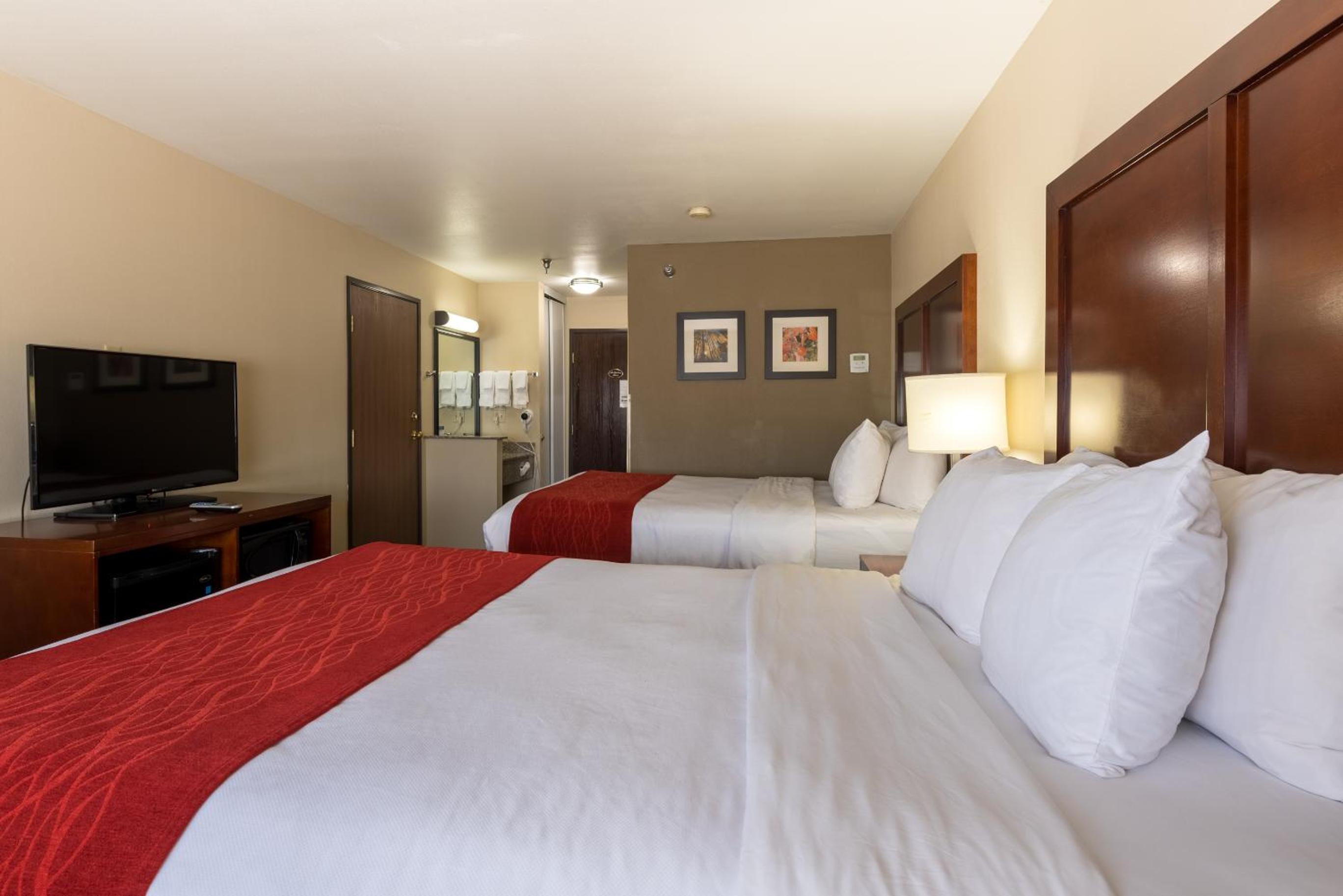 Standard Queen Room with Two Queen Beds - Non-Smoking - Photo 10