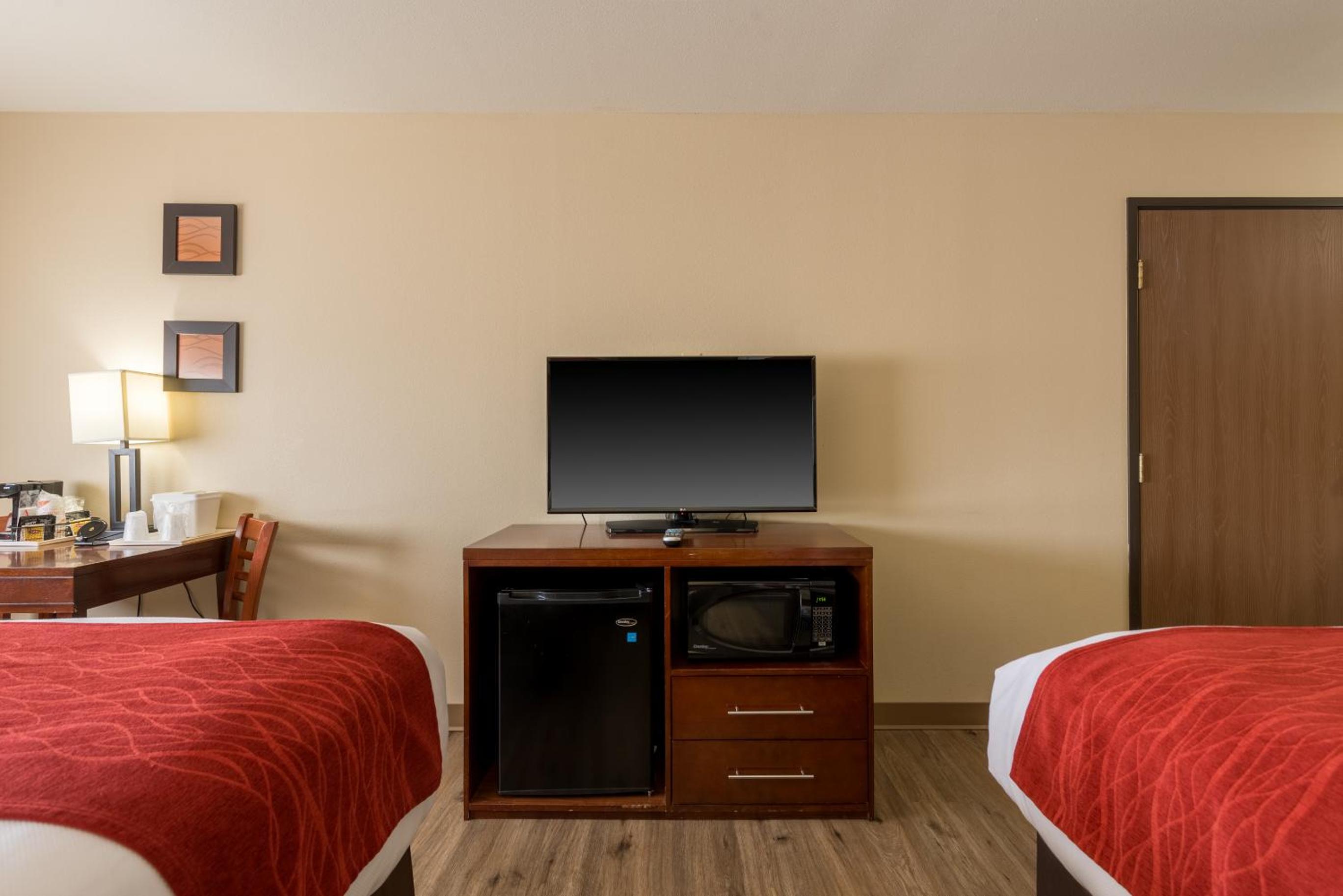Standard Queen Room with Two Queen Beds - Non-Smoking - Photo 9
