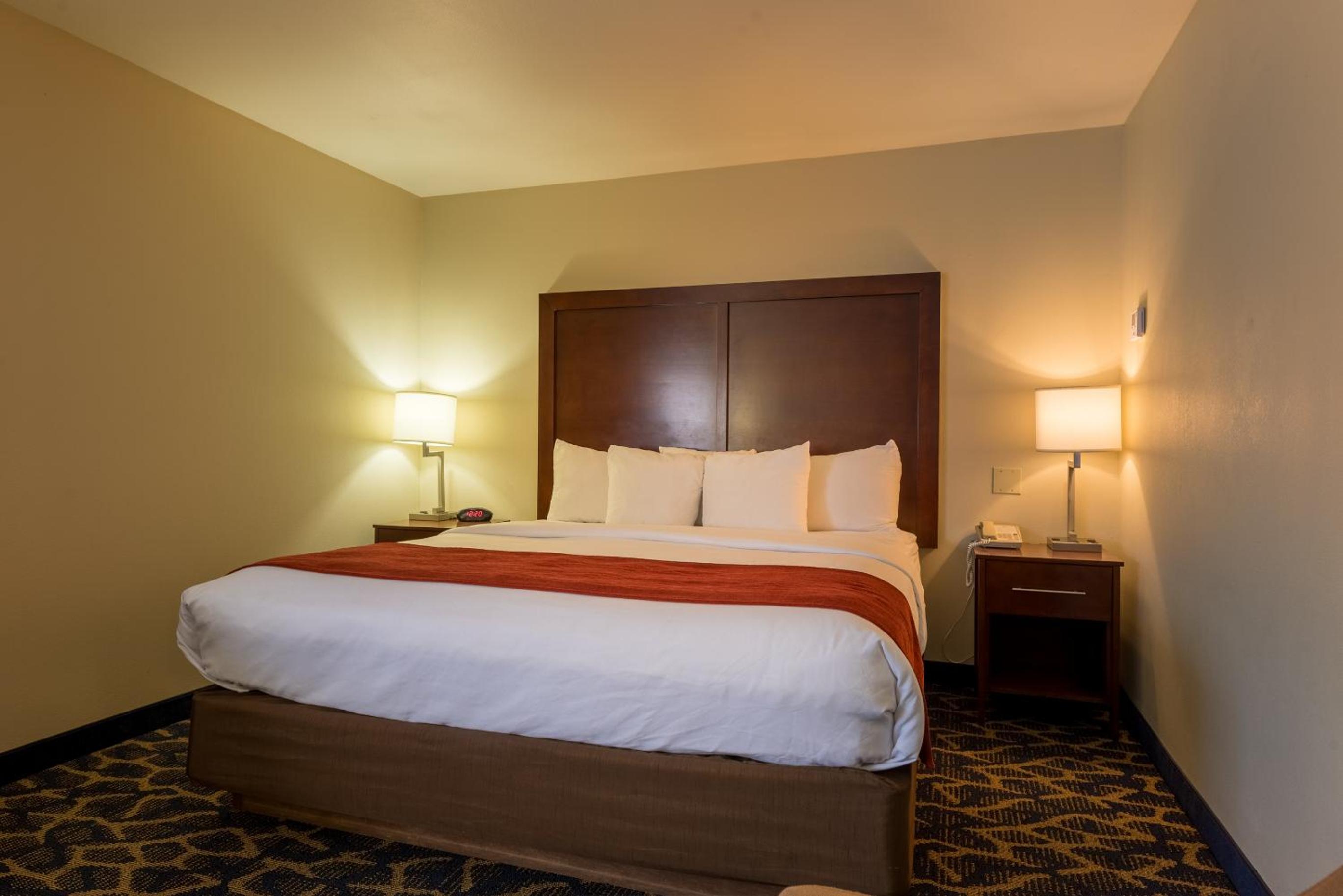 King Room - Non-Smoking - Photo 7