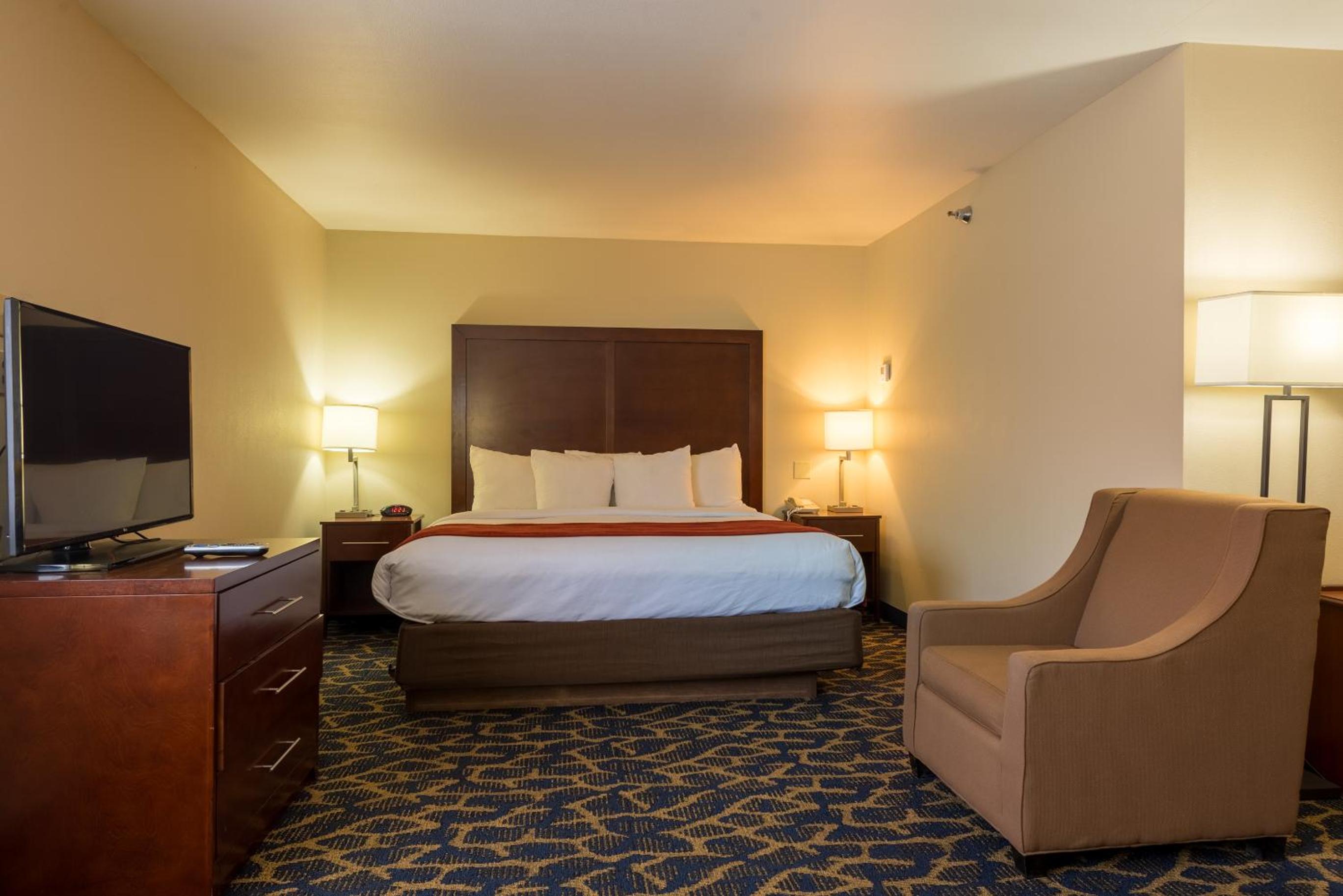 King Room - Non-Smoking - Photo 4