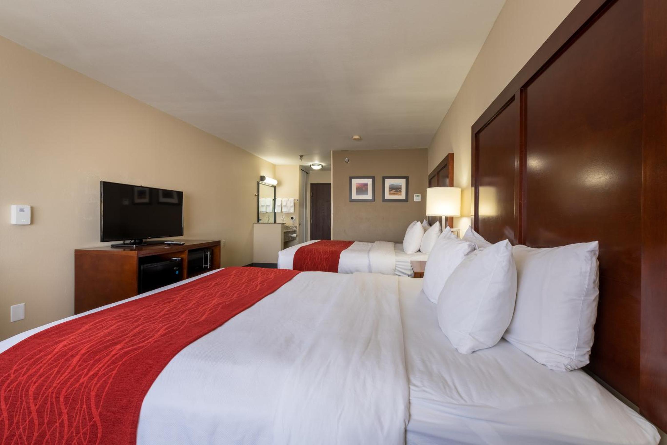 Queen Room with Two Queen Beds - Non Smoking - Photo 1