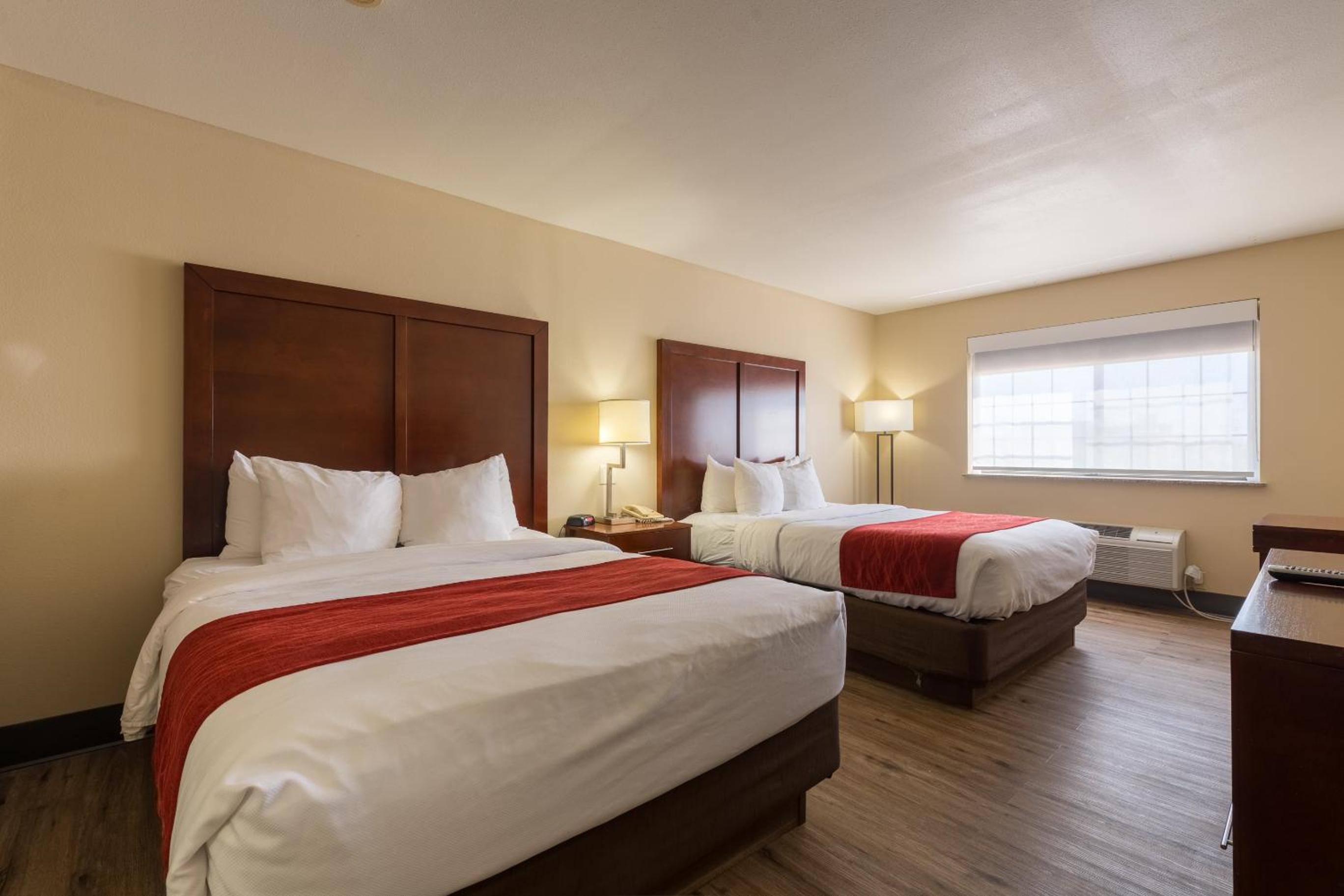 Queen Room with Two Queen Beds - Non Smoking - Photo 5