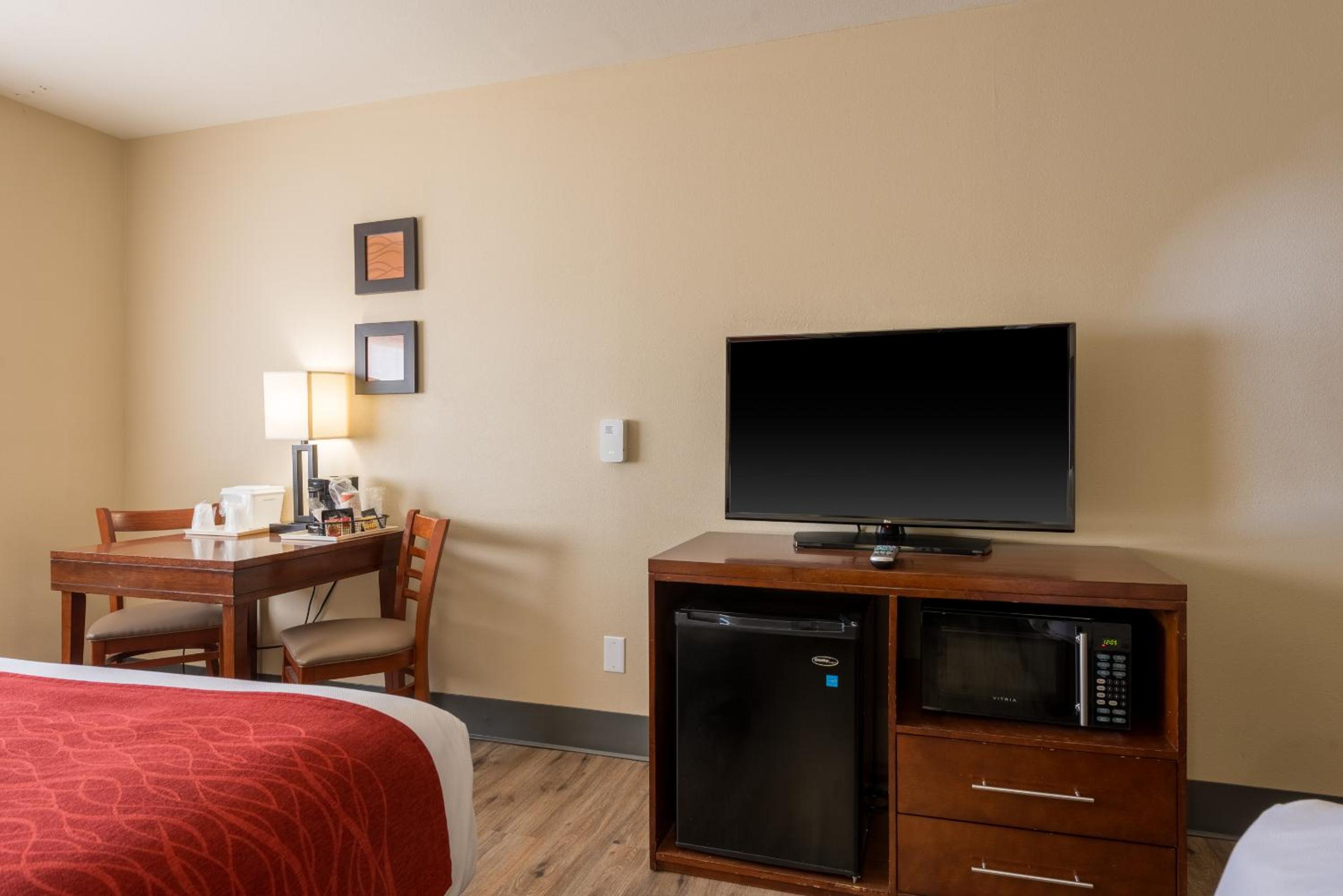 Queen Room with Two Queen Beds - Non Smoking - Photo 2