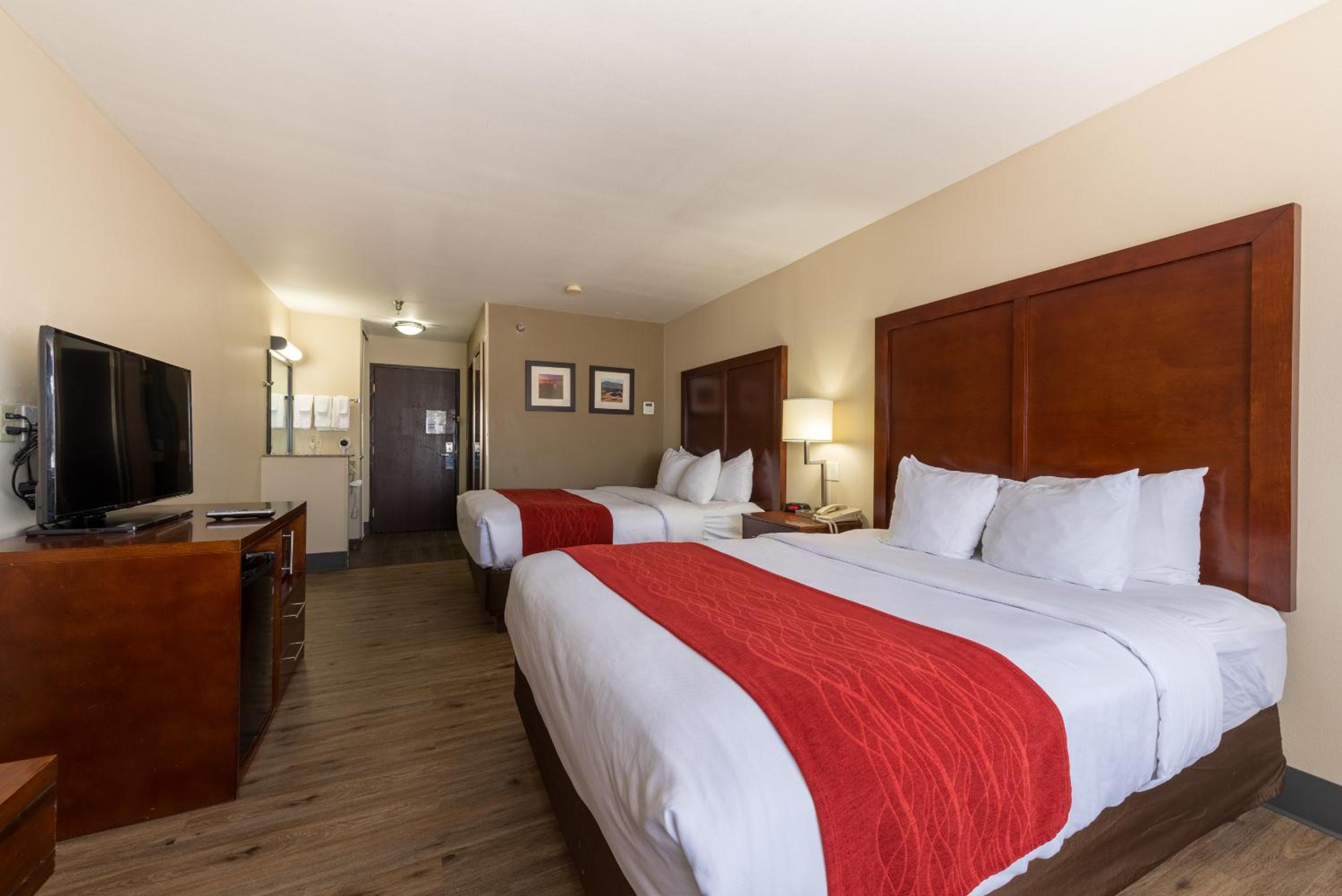 Queen Room with Two Queen Beds - Non Smoking - Photo 4