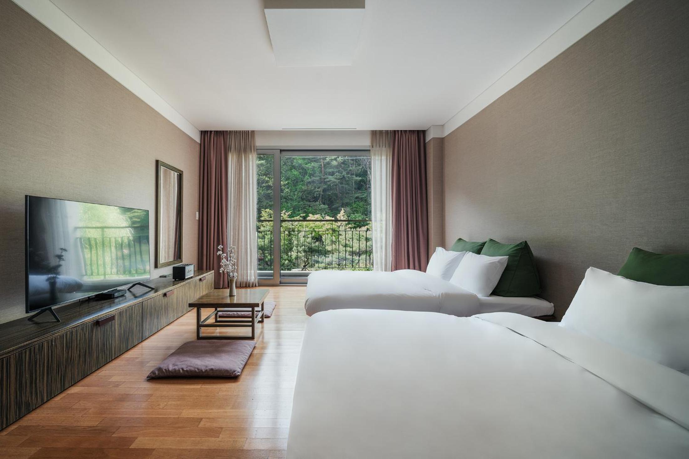 Special Offer - Deluxe Family Room + 2 Swimming Pool Access