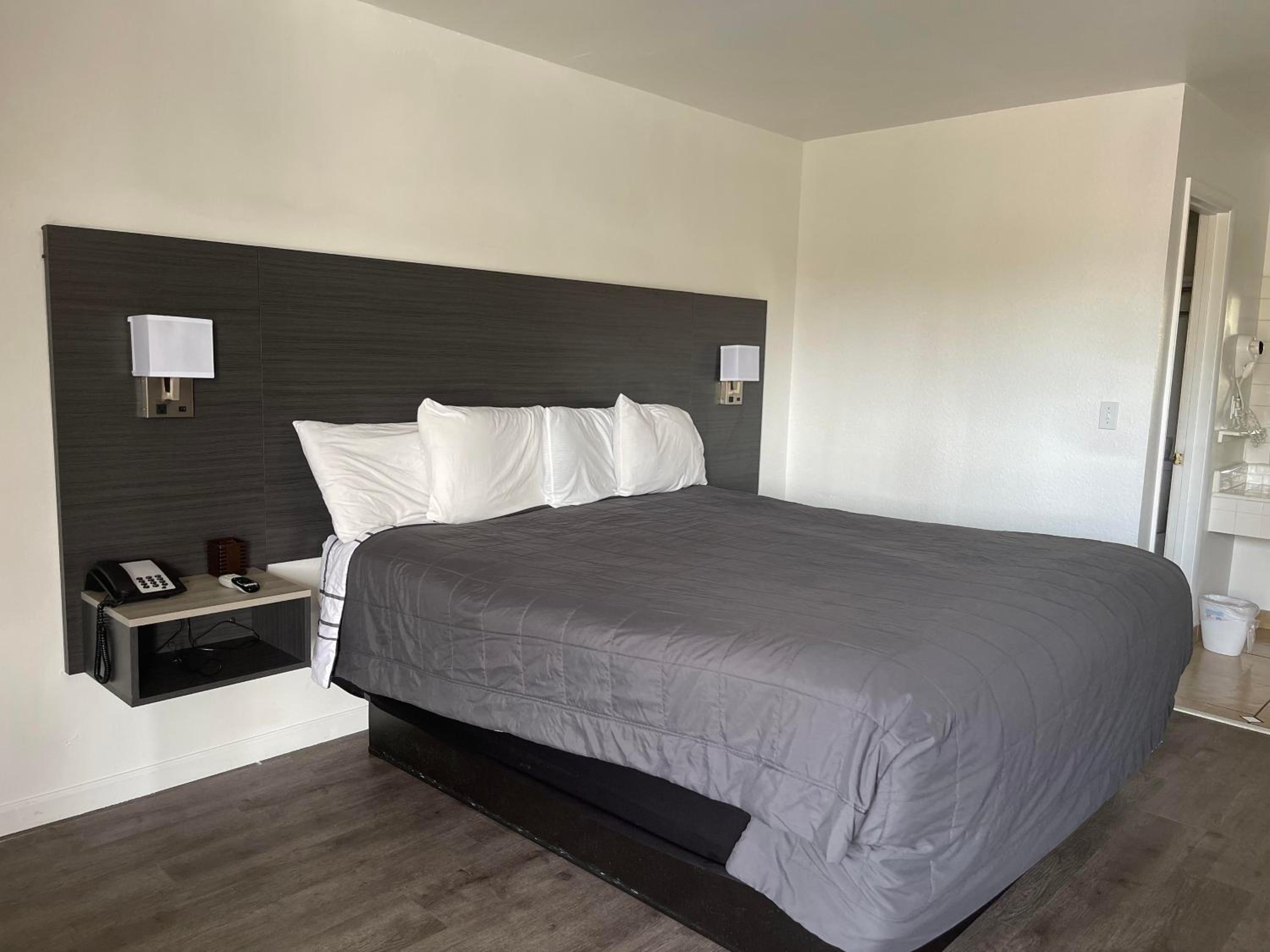 Deluxe King Room - Non-Smoking - Photo 4