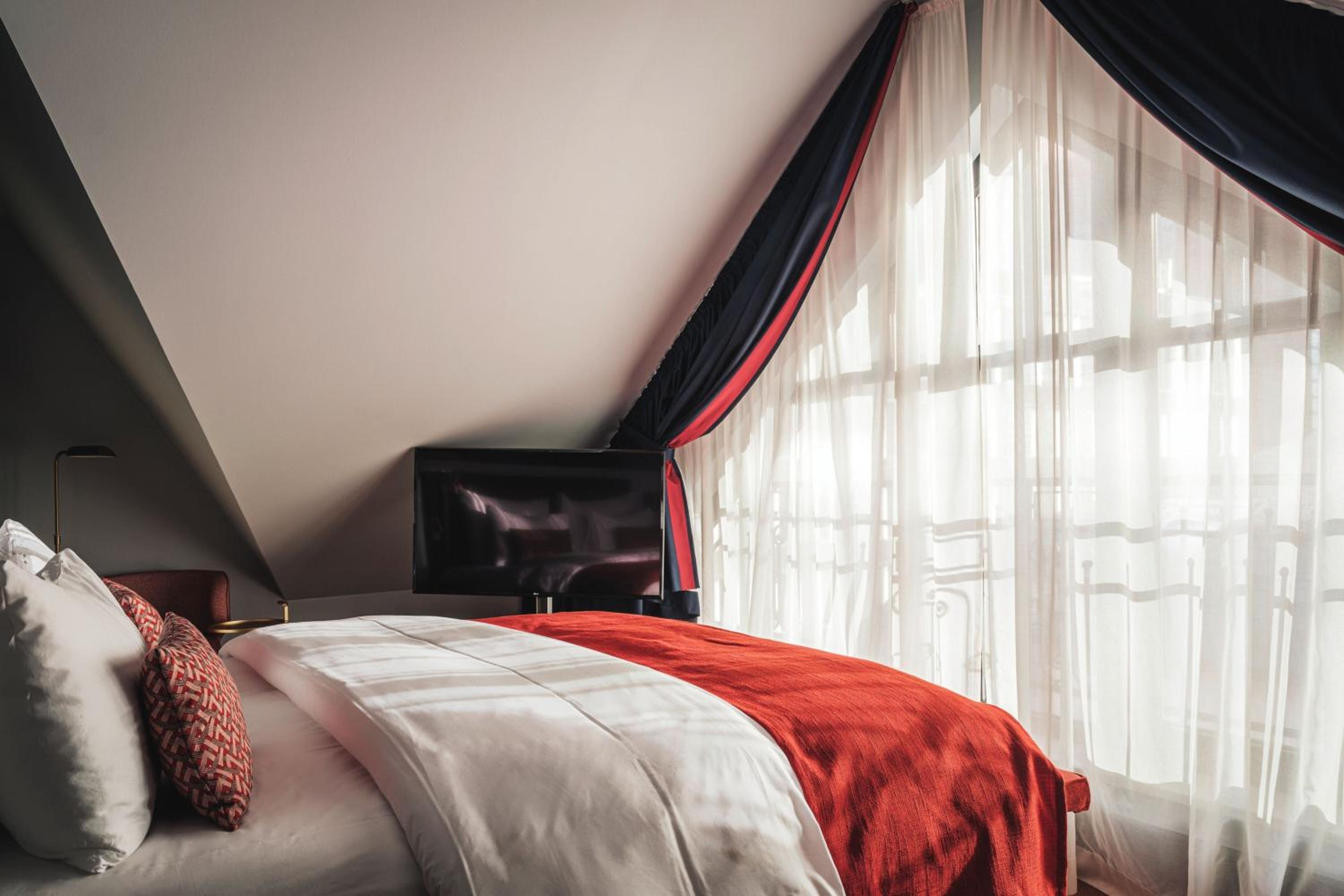 Premium Executive King Room thumbnail 6