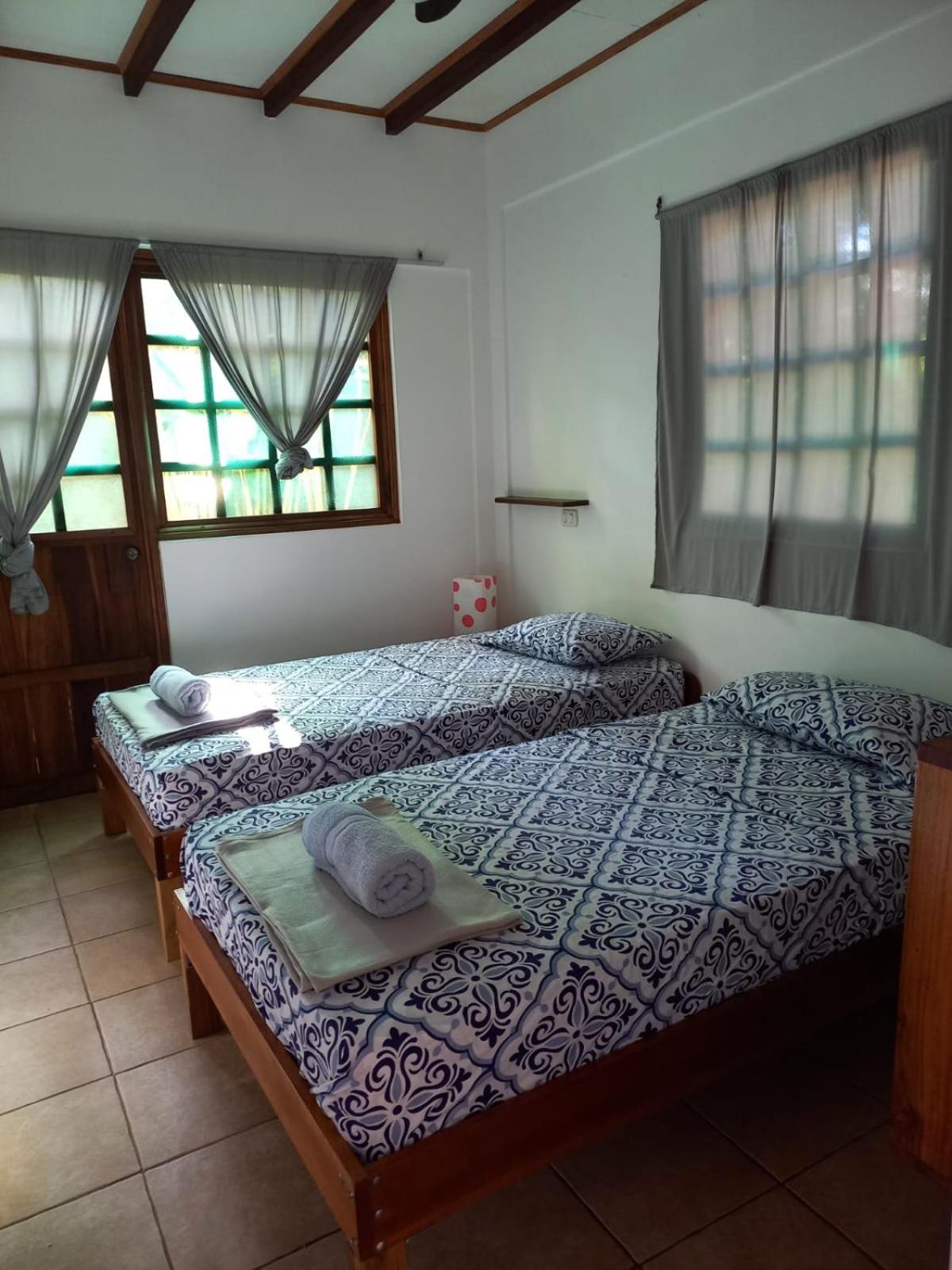 Quarto Duplo Pequeno com Banheiro Compartilhado