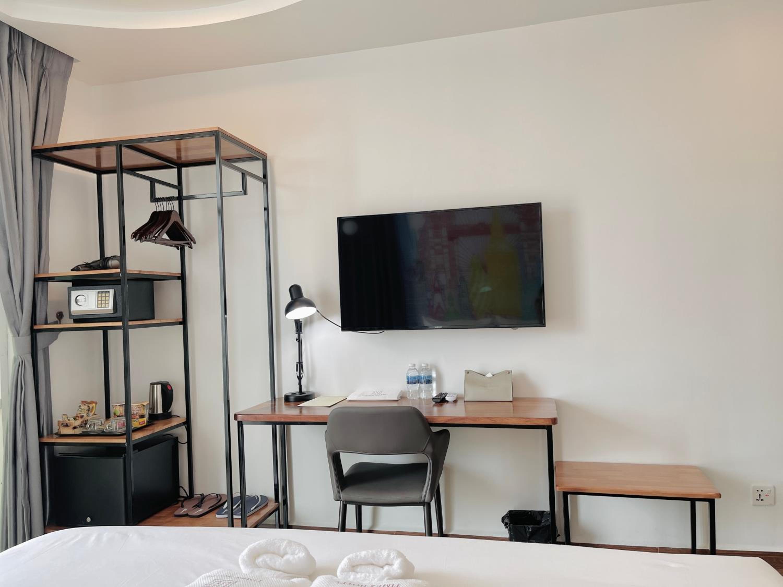 Deluxe King Room - Photo 4
