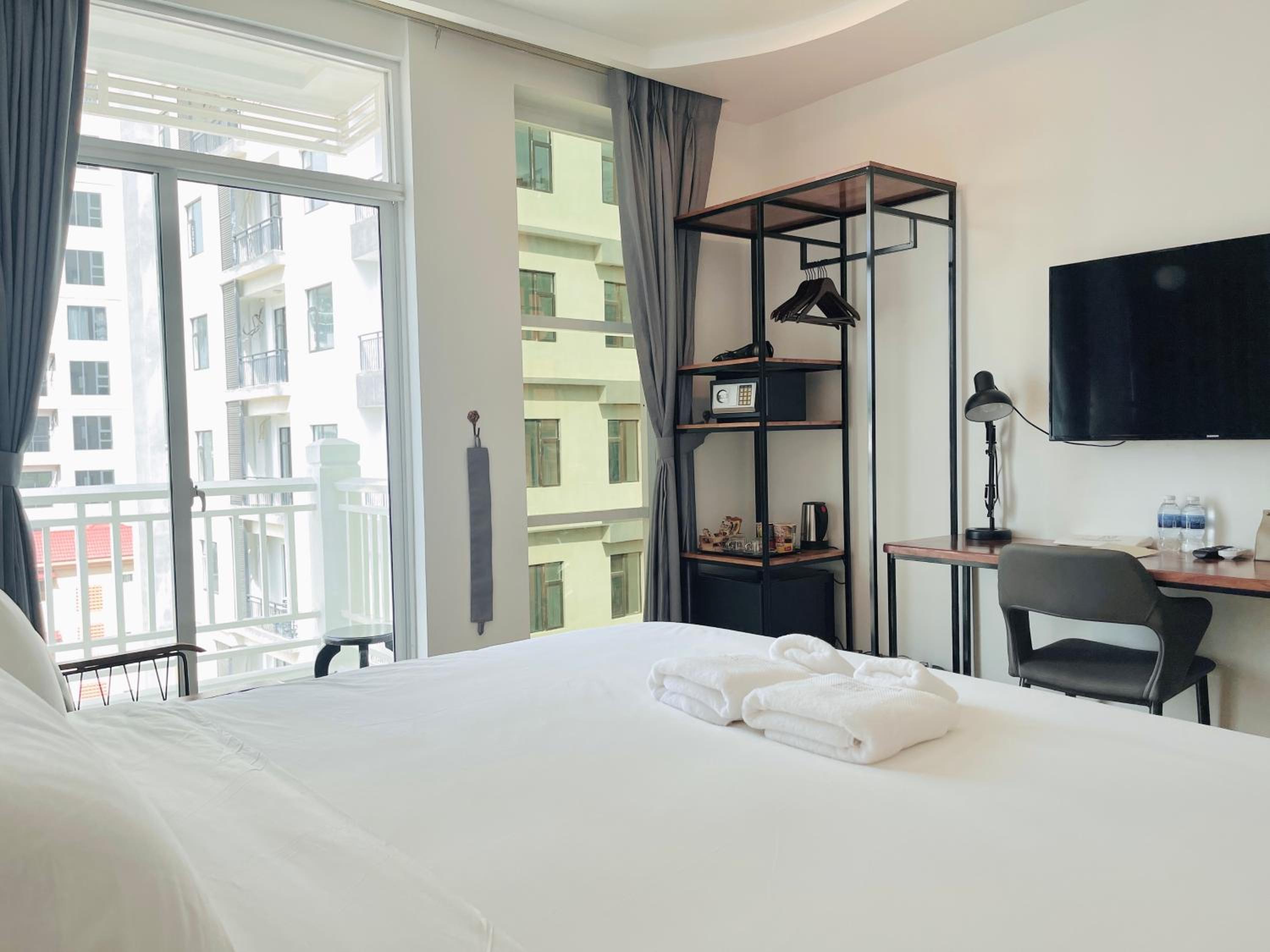 Deluxe King Room - Photo 2