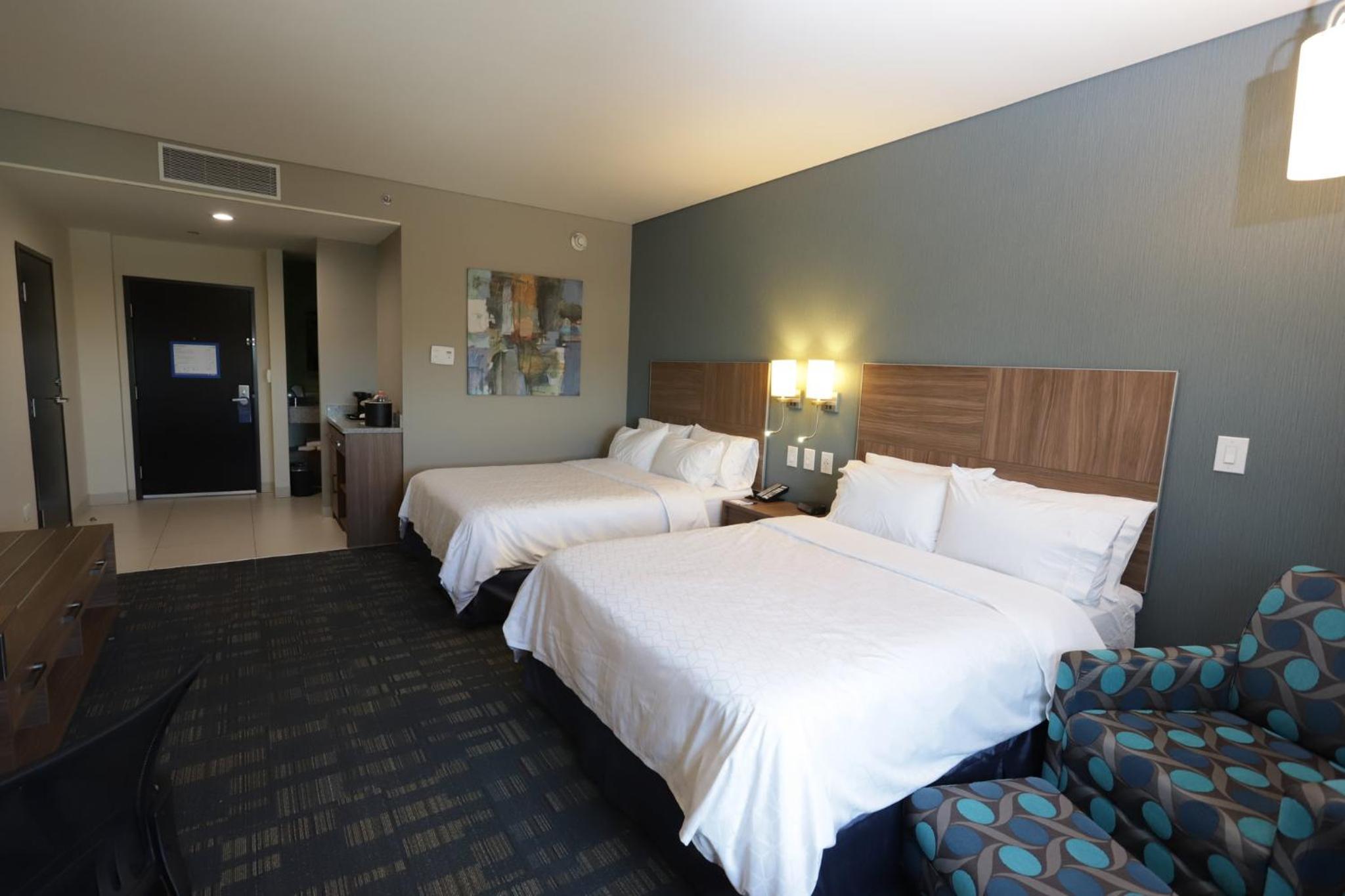 Standard Queen Room with Two Queen Beds photo 3