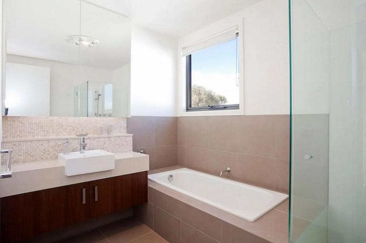 Four-Bedroom House - Photo 10