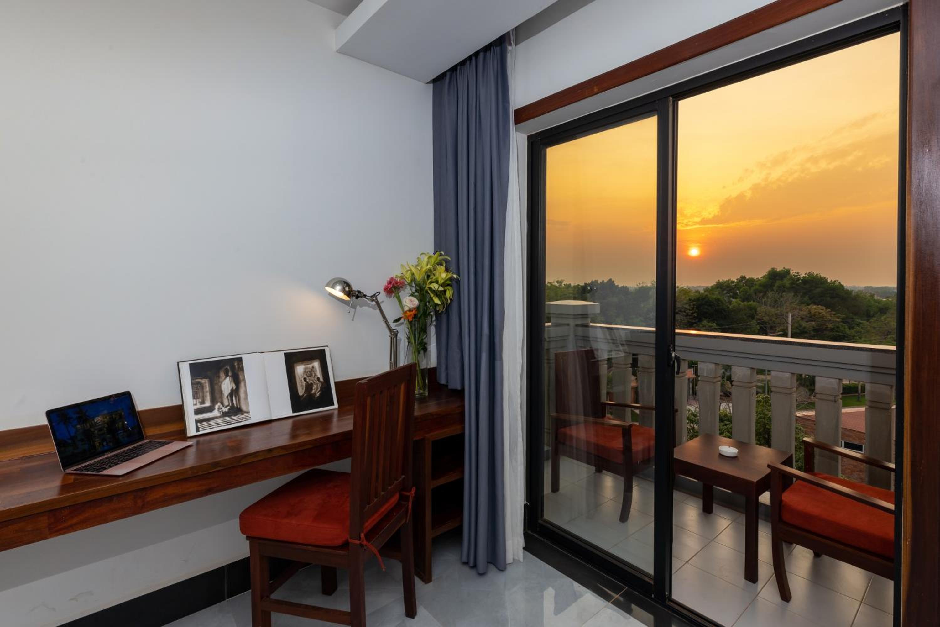 Premier Double Room with Balcony - Free Shuttle to City - Photo 13