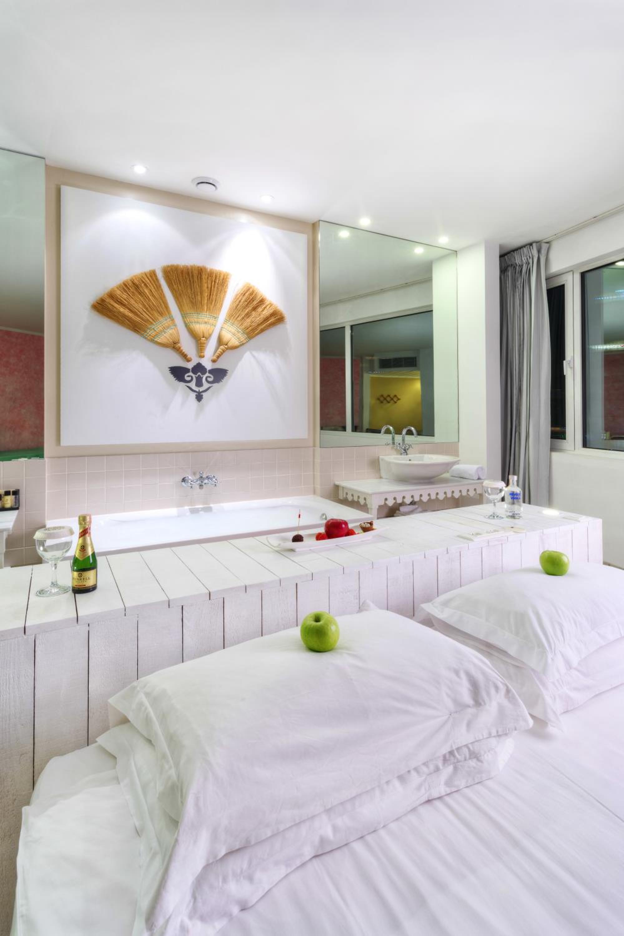 Deluxe Triple Room In Revolving Building thumbnail 5