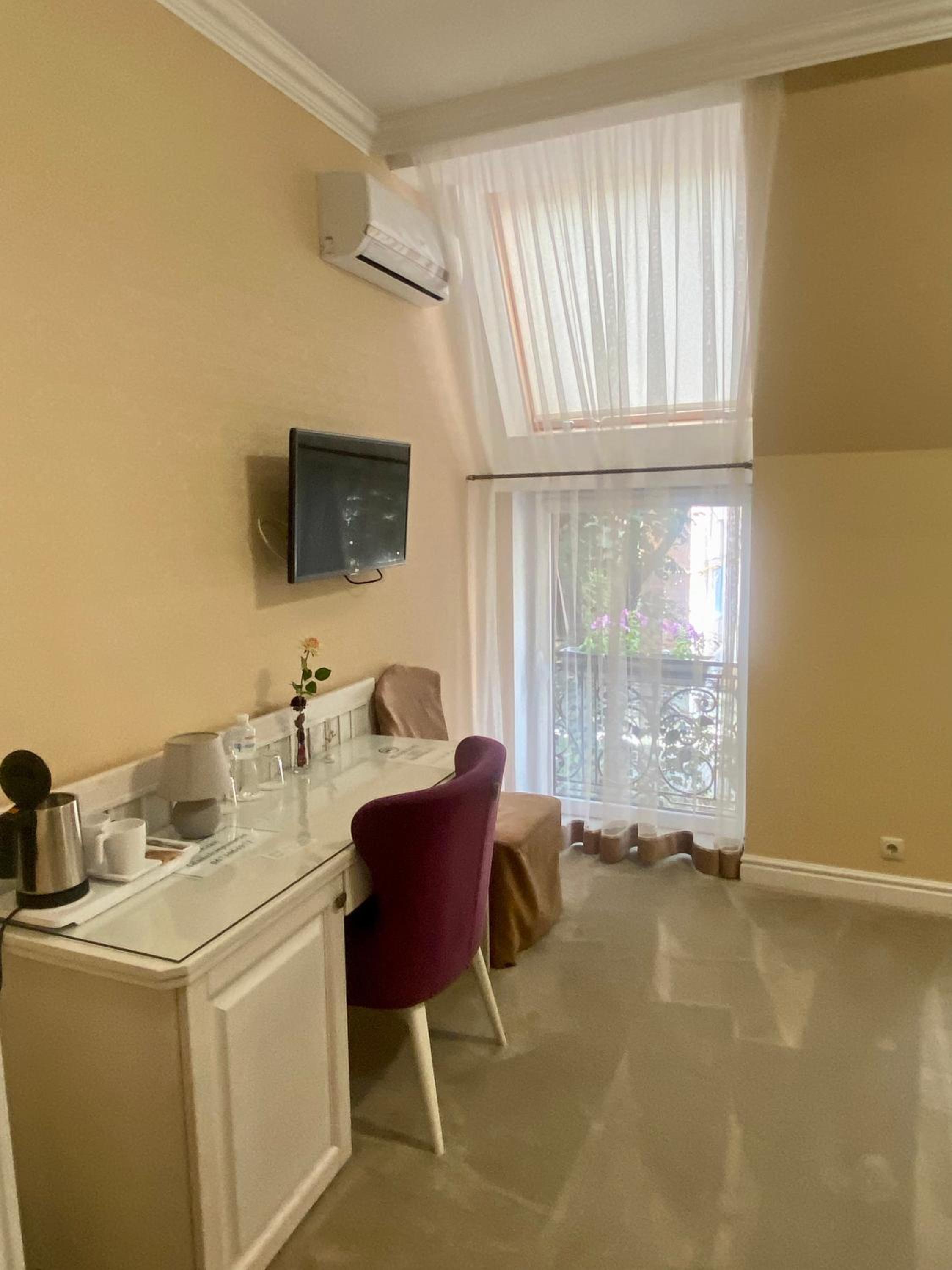Deluxe Double Room (2 Adults + 1 Child) photo 2