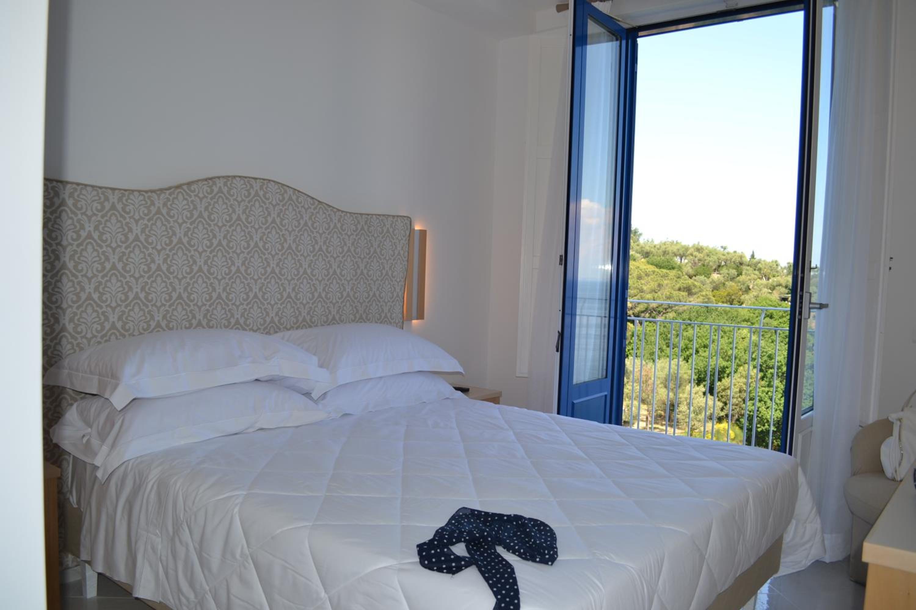 Superior Double Room thumbnail 6