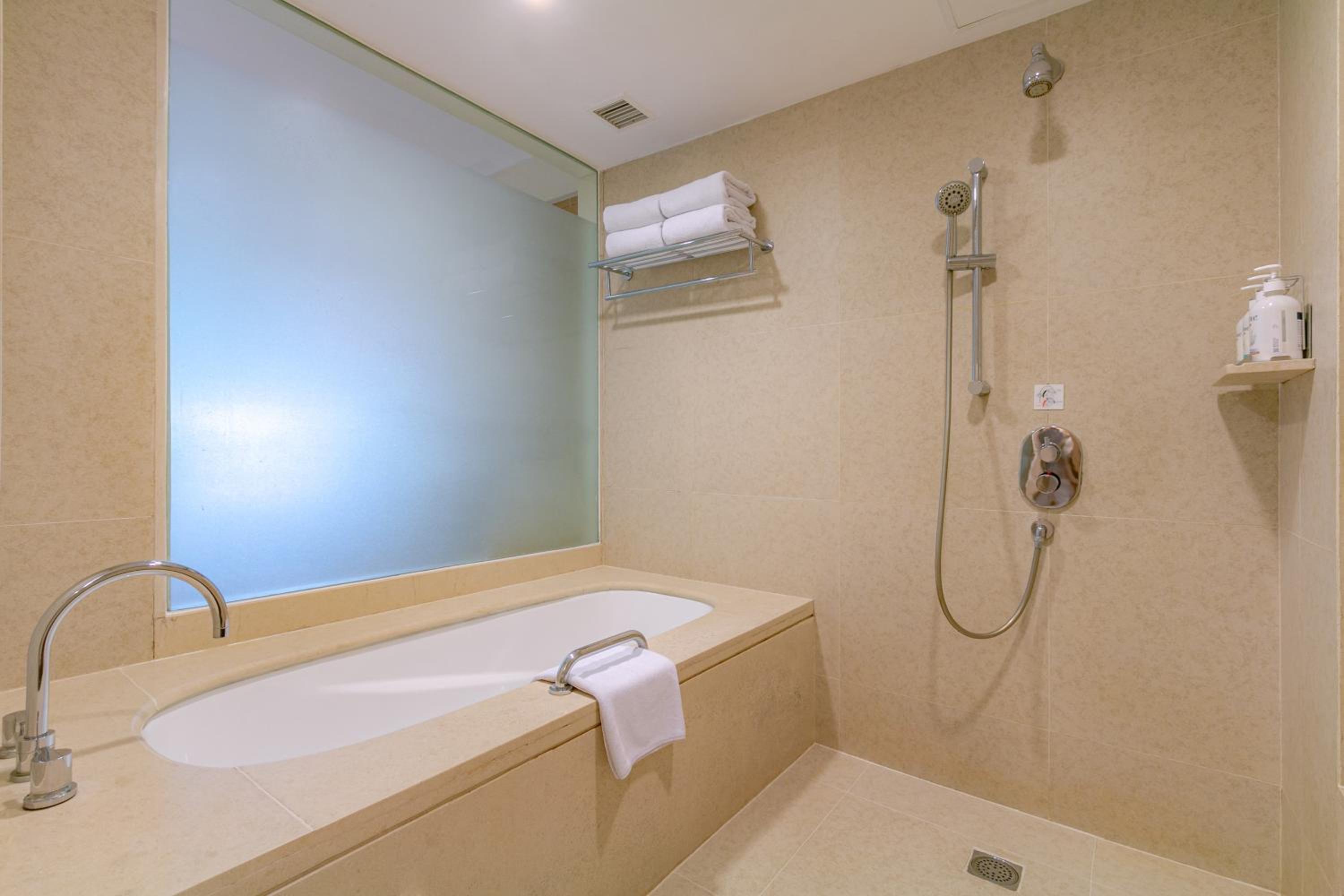 King Suite with Bunk Bed and Garden View thumbnail 5