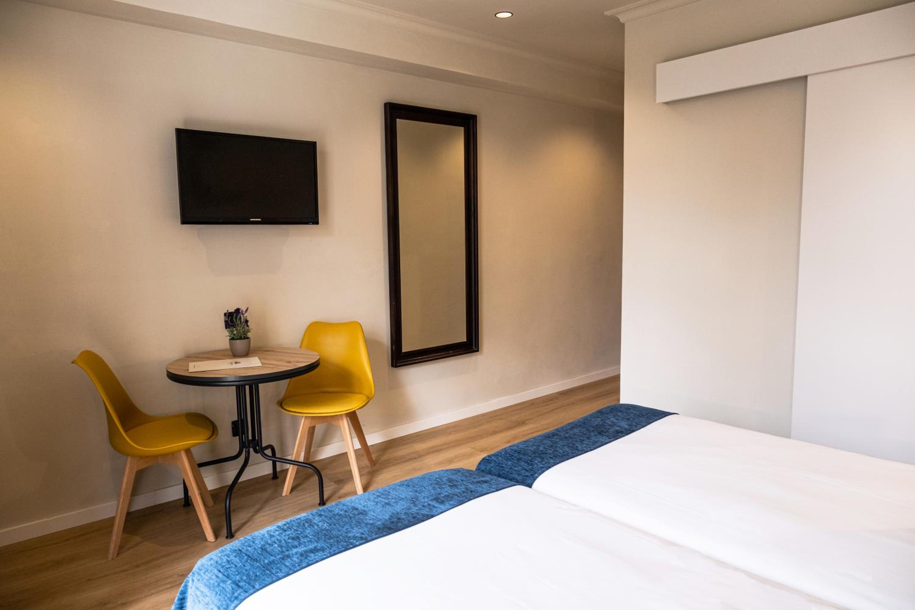 Double or Twin Room thumbnail 5