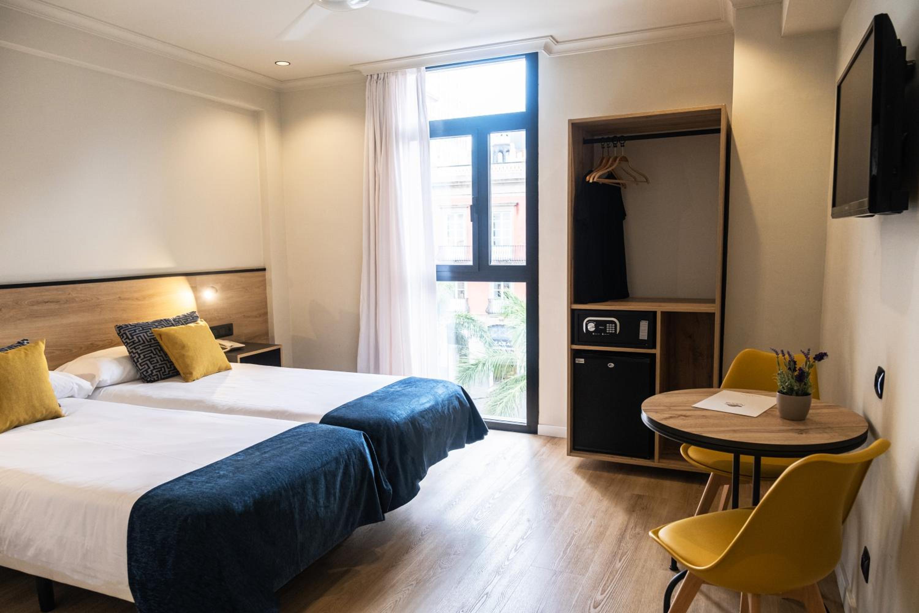 Double or Twin Room with City View thumbnail 5
