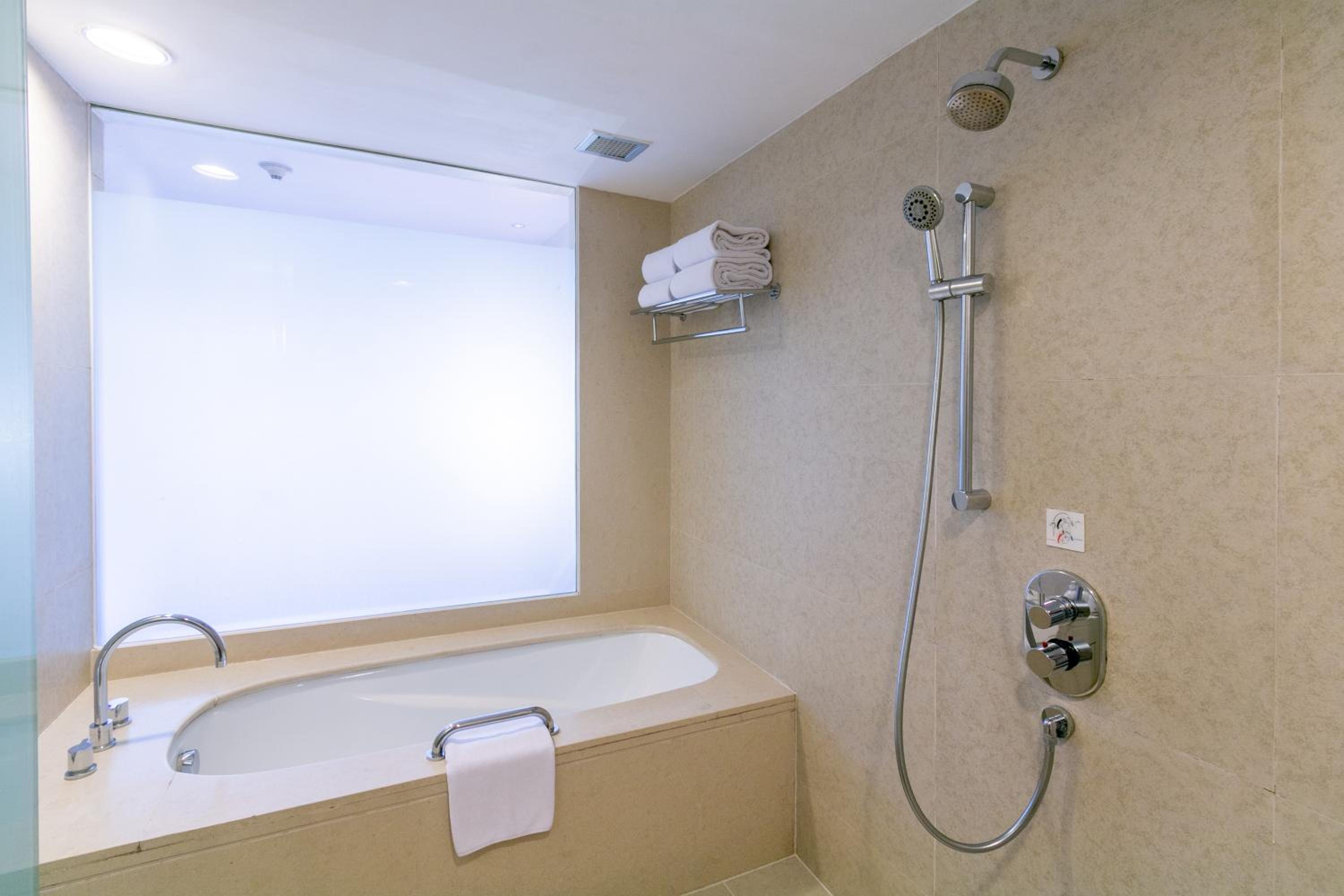 One-Bedroom Suite with Ocean View thumbnail 5
