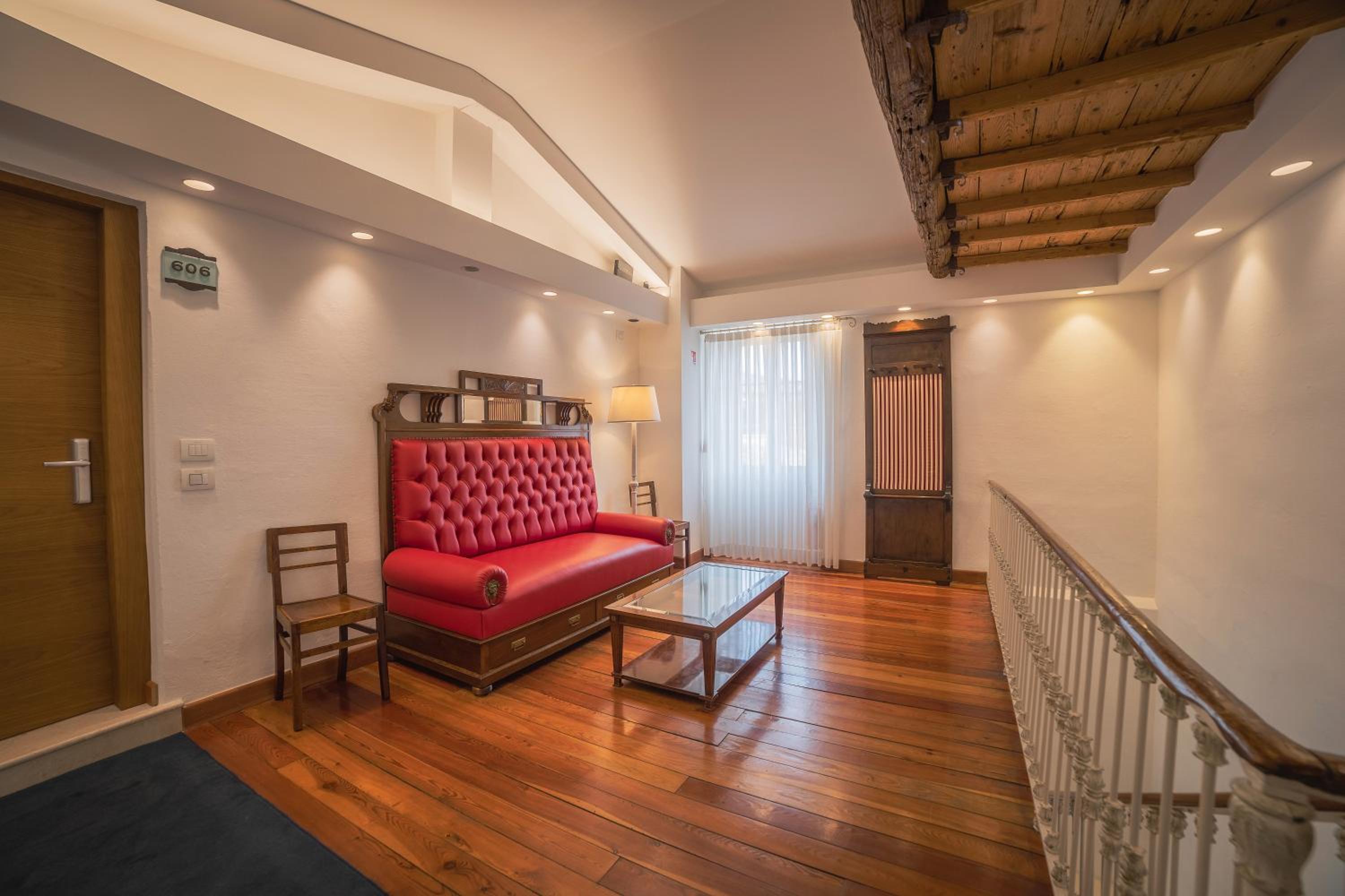 Deluxe Suite with Partial Lake View - Annex - Photo 1