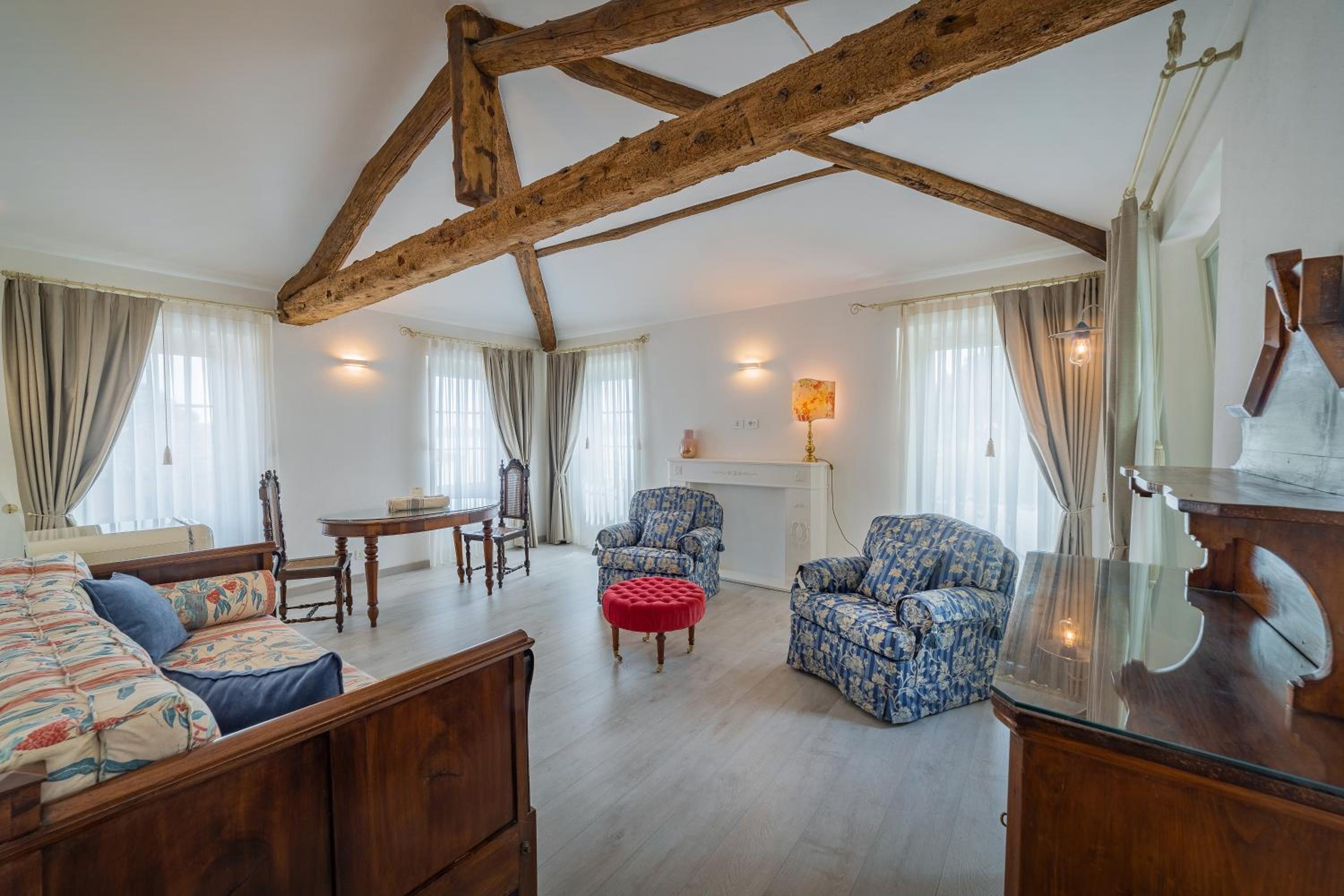 Deluxe Suite with Partial Lake View - Annex - Photo 6