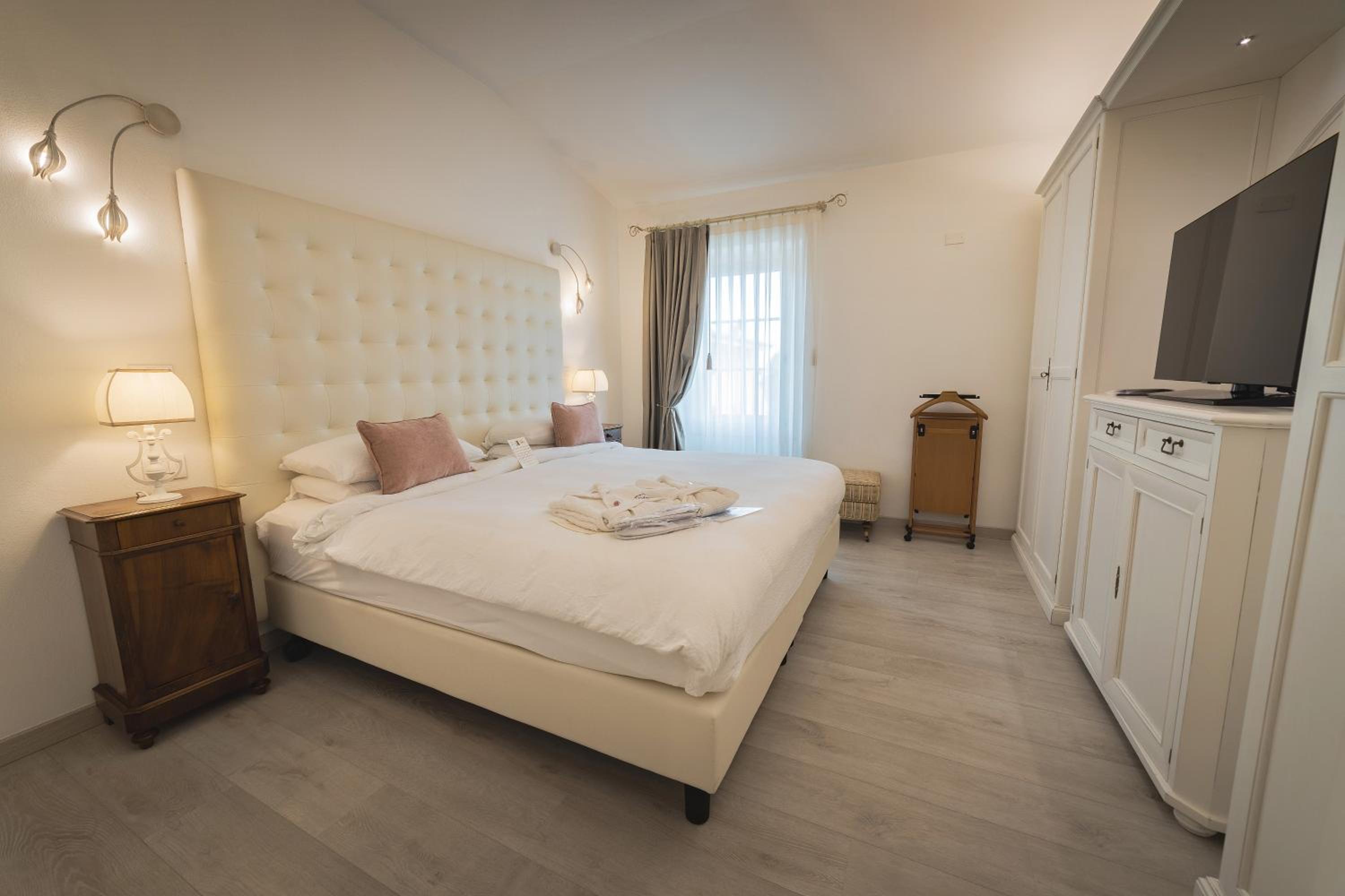 Deluxe Suite with Partial Lake View - Annex - Photo 5
