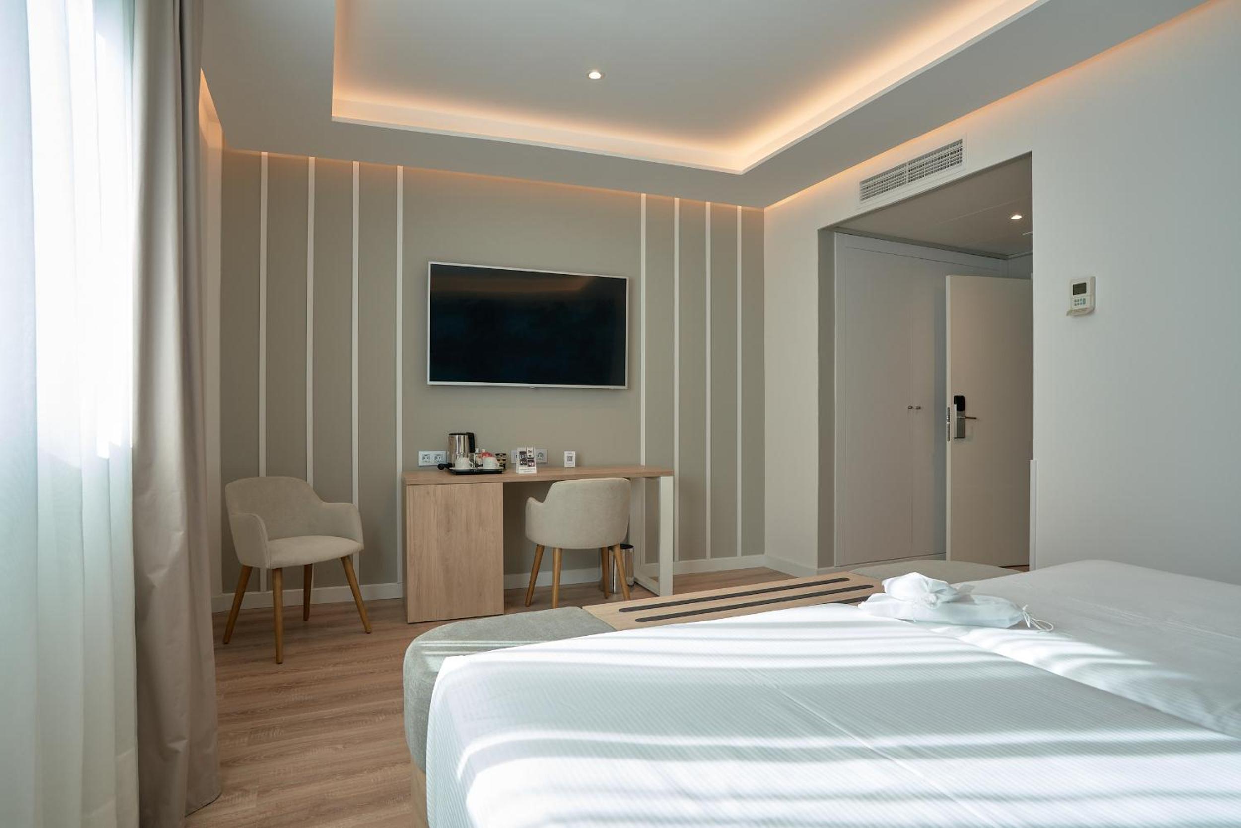 Double or Twin Room - Photo 15