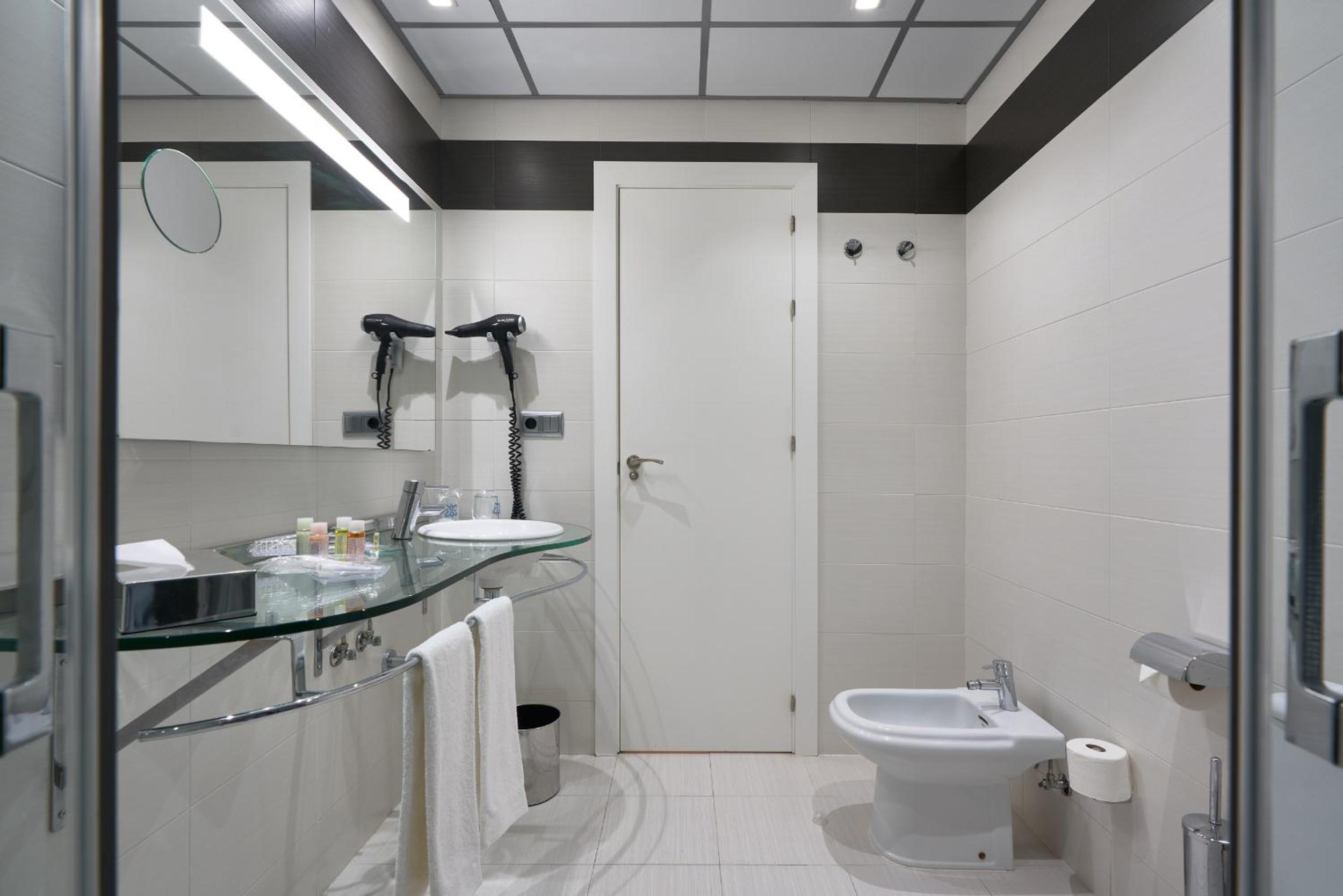 Double or Twin Room - Photo 8