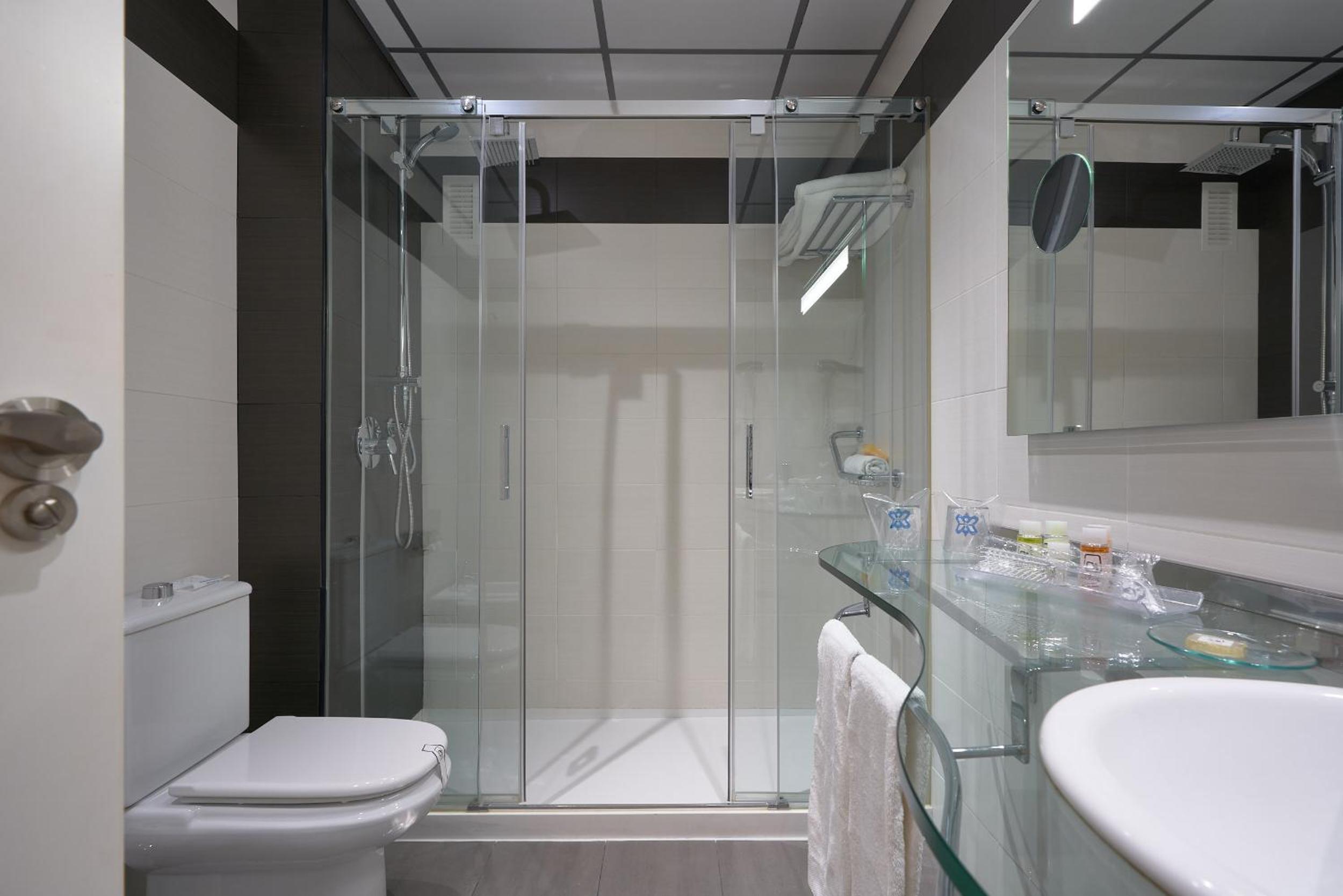 Double or Twin Room - Photo 16