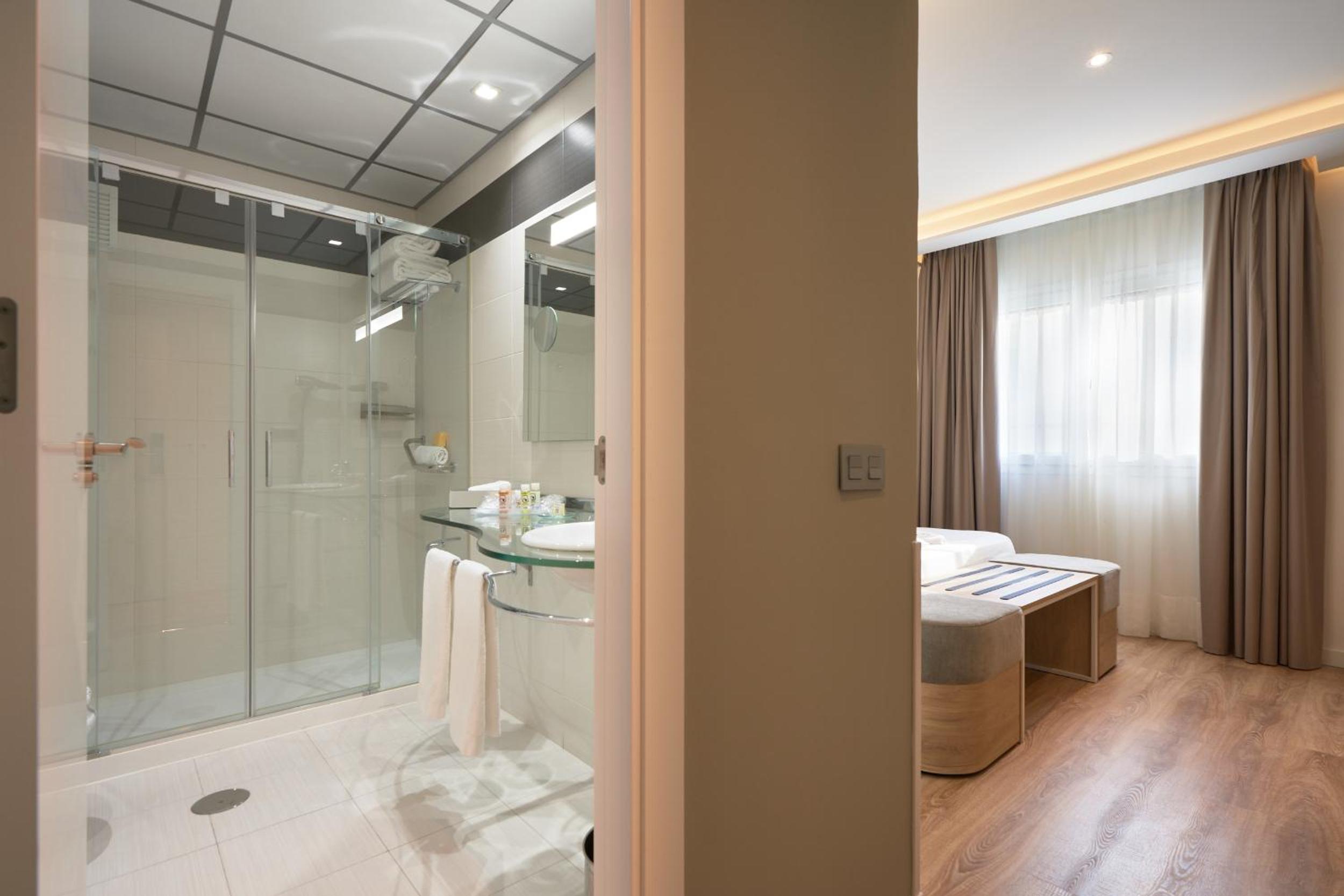Double or Twin Room - Photo 9
