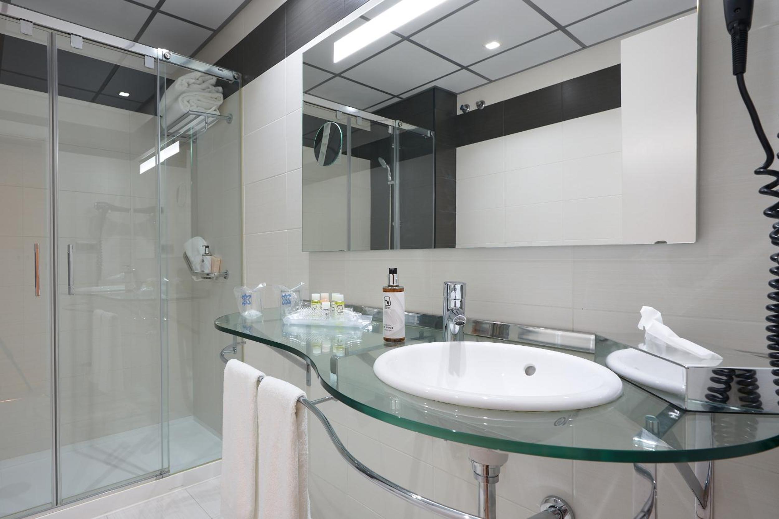 Double or Twin Room - Photo 3