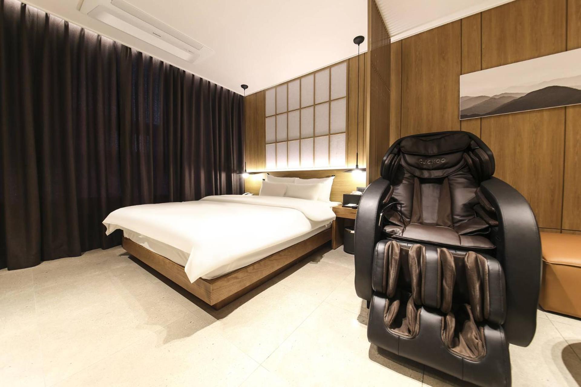 High-End Suite Room - Photo 2