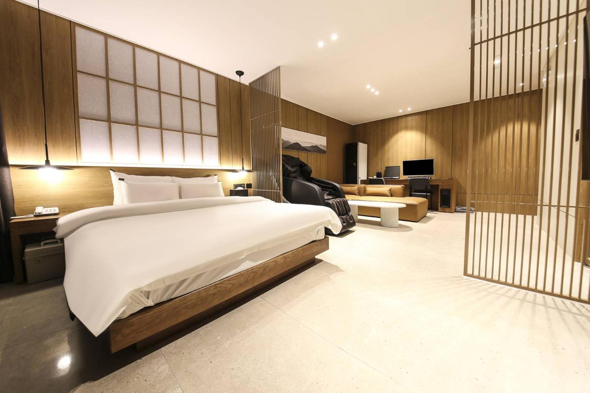 High-End Suite Room - Photo 1