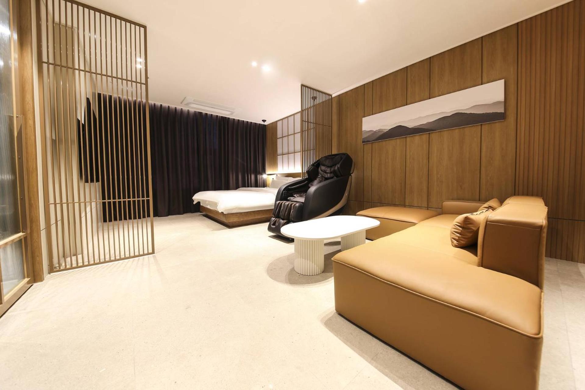 High-End Suite Room - Photo 4