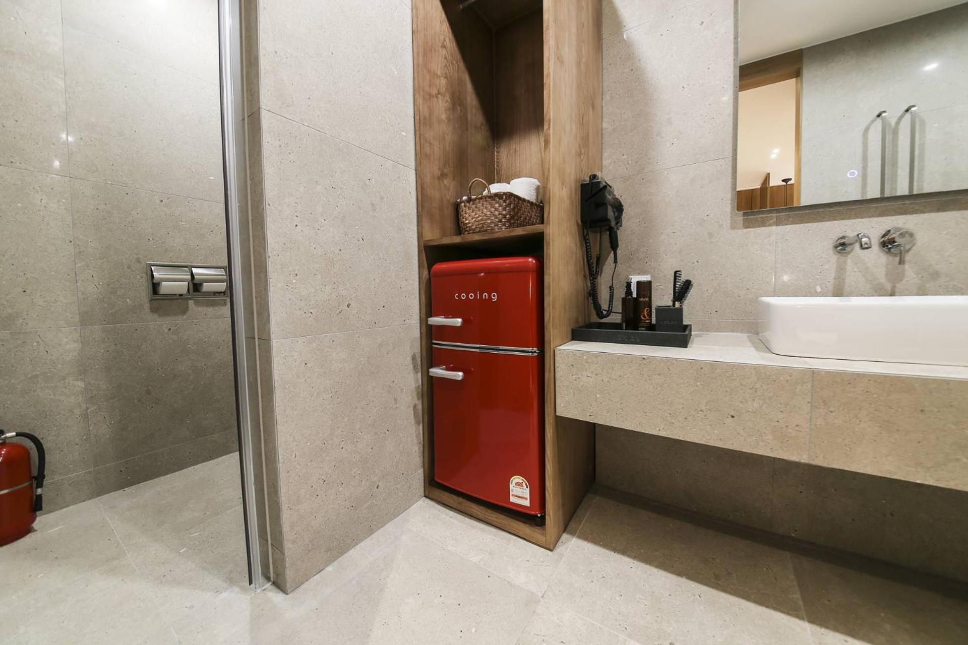 High-End Suite Room - Photo 6