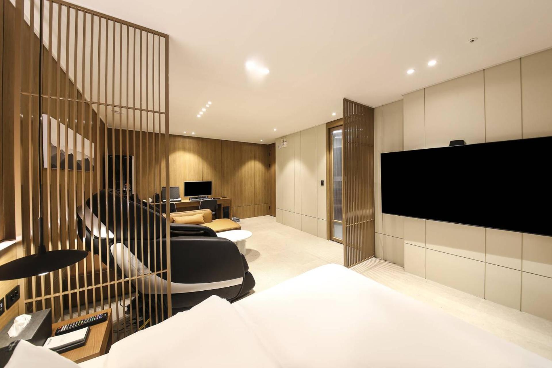 High-End Suite Room - Photo 3