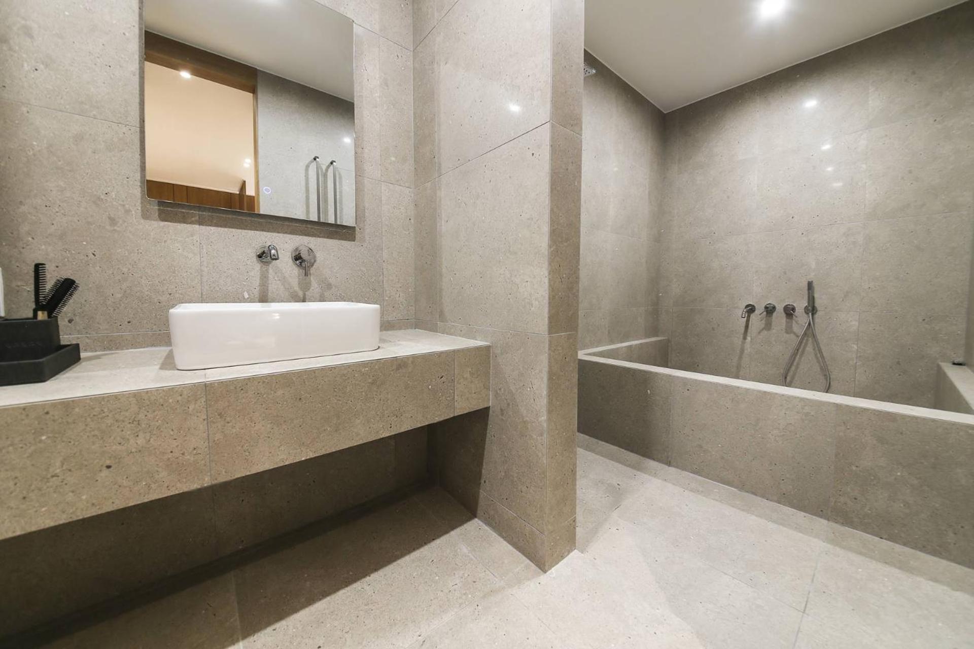High-End Suite Room - Photo 5