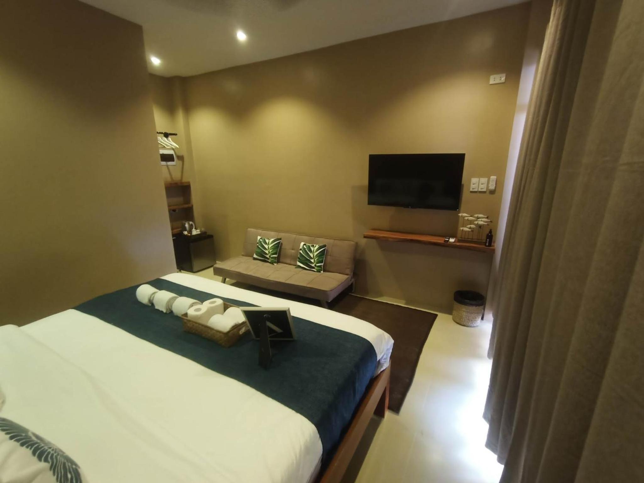 Deluxe King Suite - Photo 1