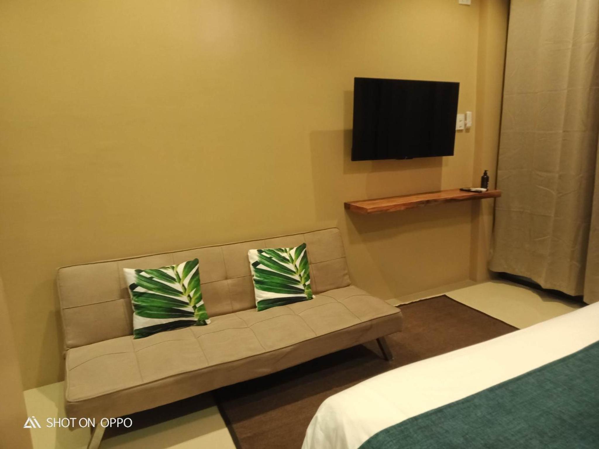 Deluxe King Suite - Photo 3