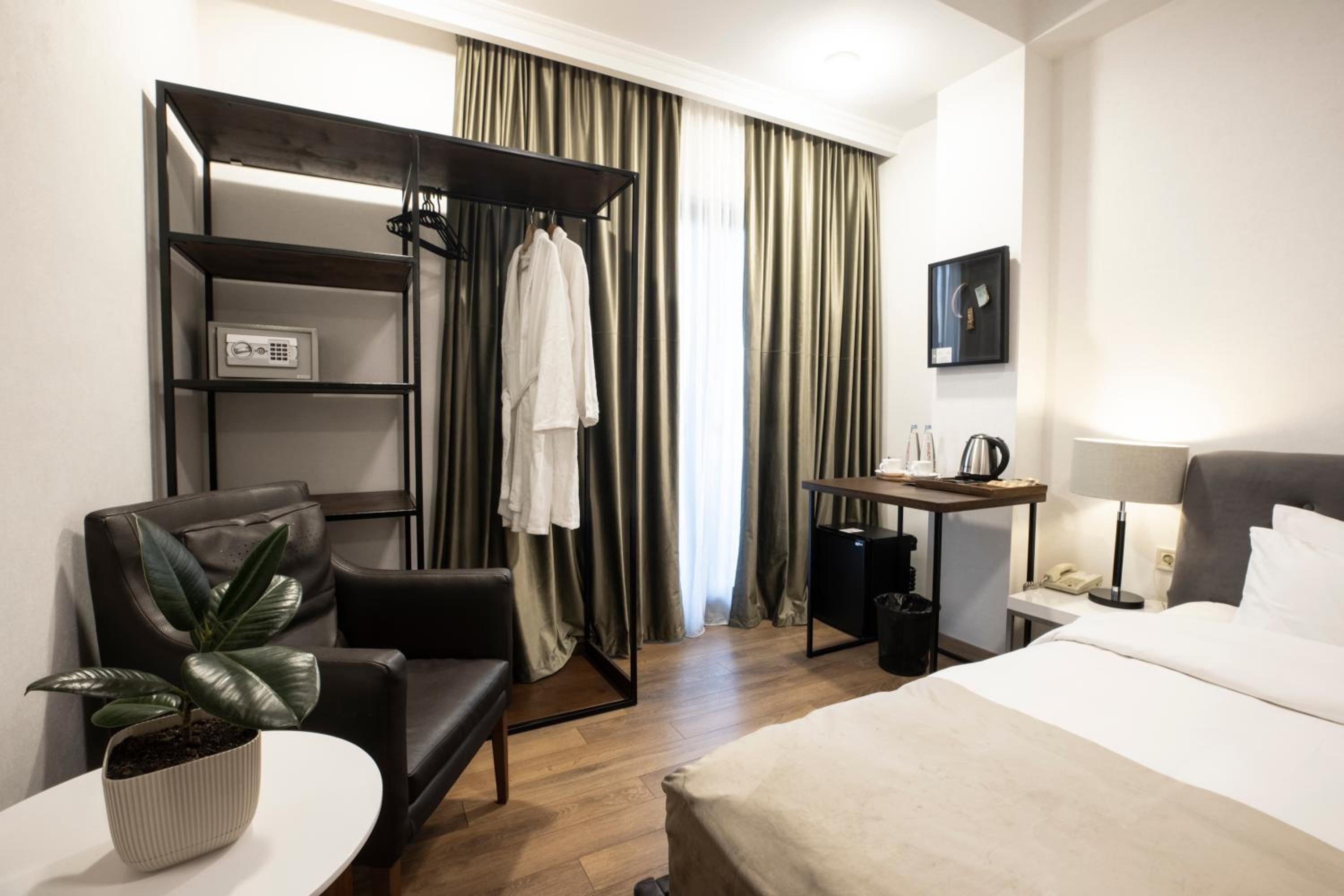 Superior Twin Room with City View and Balcony photo 3