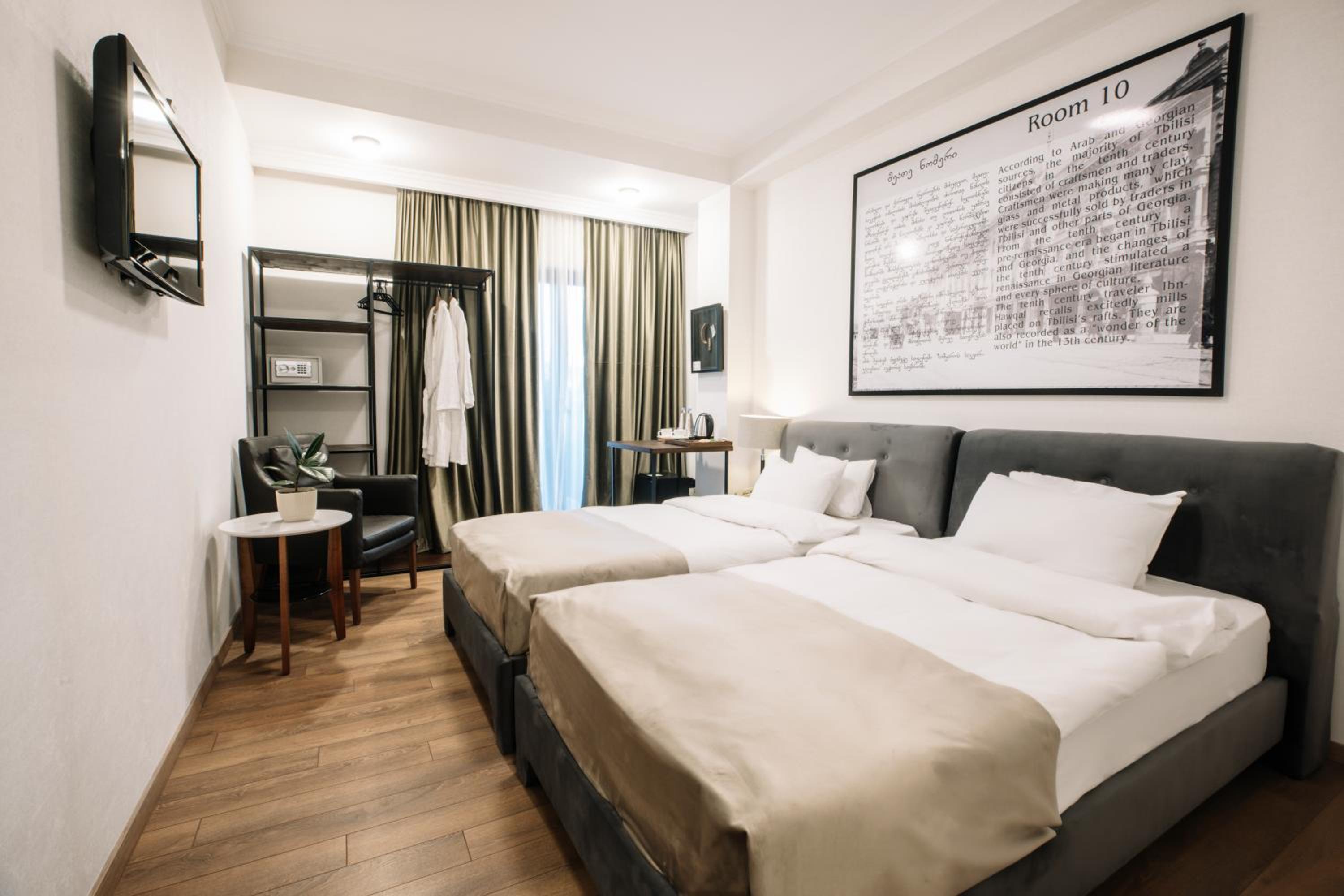 Superior Twin Room with City View and Balcony photo 2