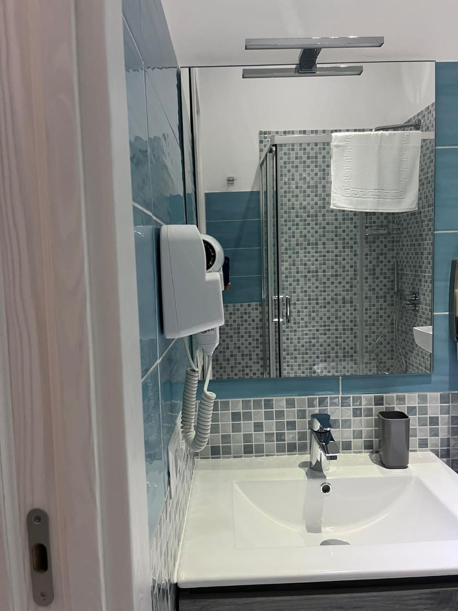 Double Room with Balcony - Photo 7
